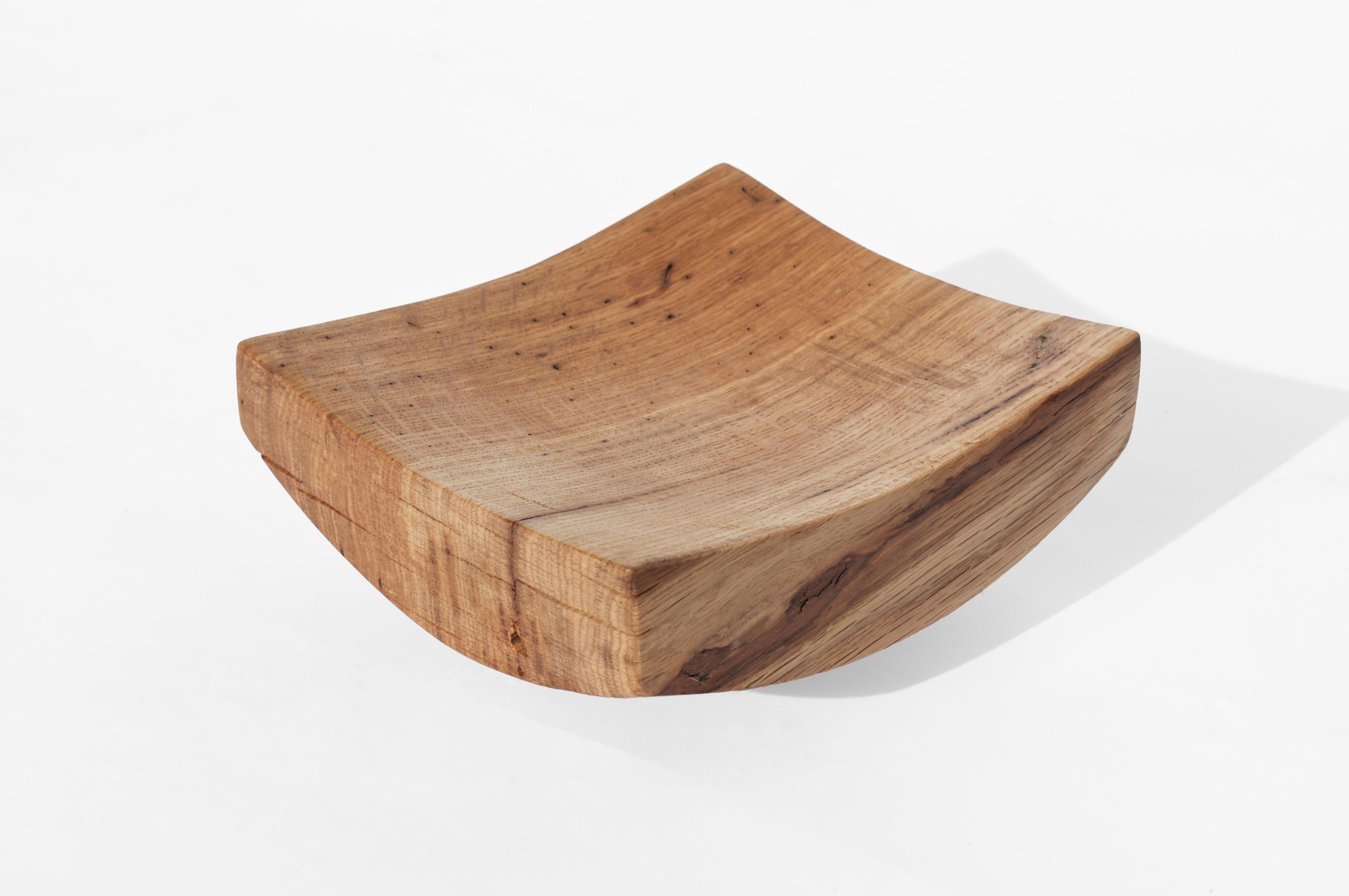 V21244 Recipiente de madera de roble natural by Jörg Pietschmann
Dimensiones: P 16 x An 18 x Al 8 cm.
Materiales: Madera de roble.

En las esculturas de Pietschmann, árboles que durante siglos formaron parte de un paisaje y se fundieron en fuerzas
