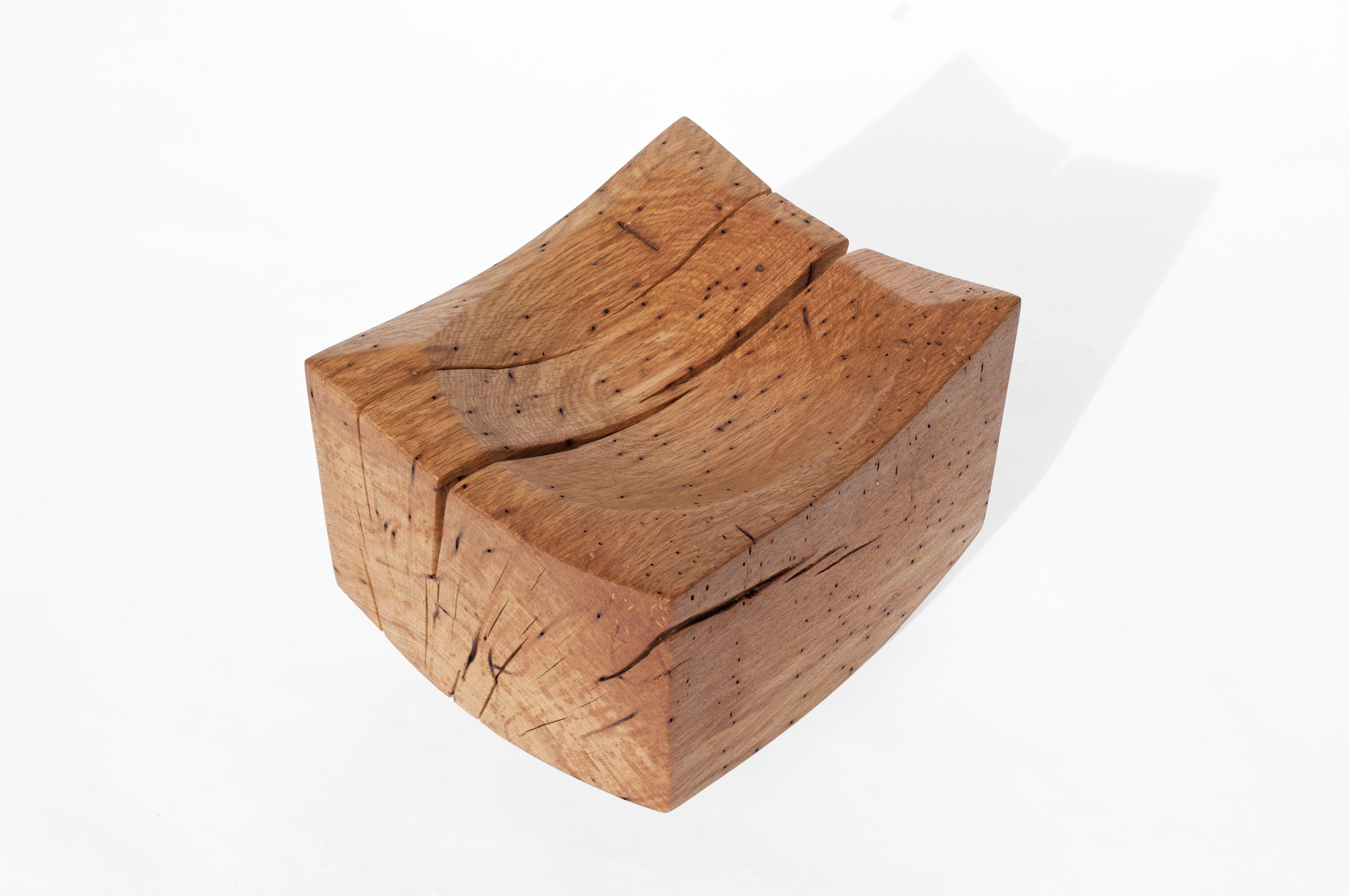 V21254 Vaso in Oak Wood naturale di Jörg Pietschmann
Dimensioni: D 24 x L 28 x H 23 cm.
Materiali: Legno di Oak.

Nelle sculture di Pietschmann, gli alberi che per secoli hanno fatto parte di un paesaggio e si sono fondati su forze primordiali