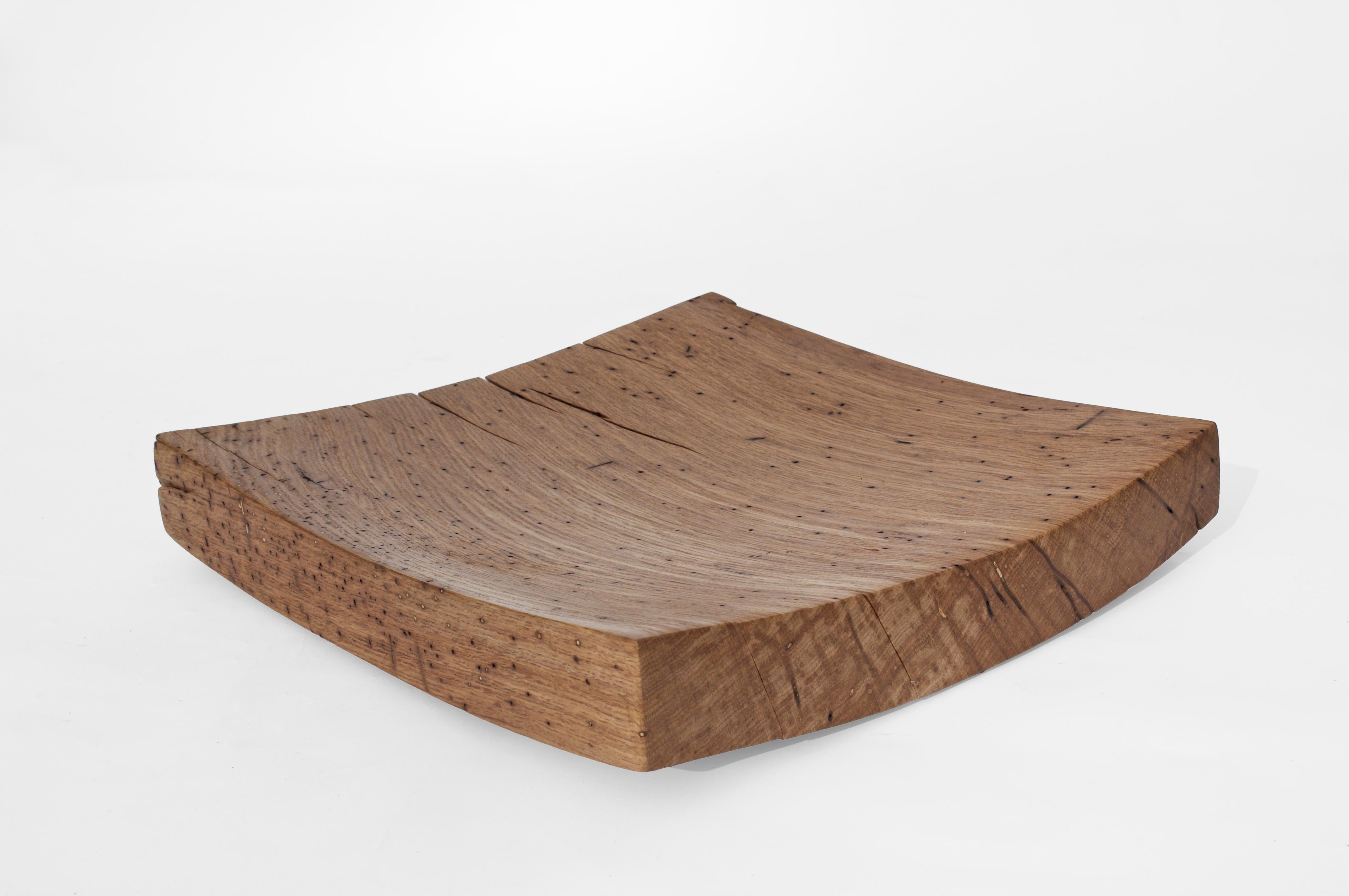 V21284 Vaso in Oak Wood naturale di Jörg Pietschmann
Dimensioni: D 36 x L 37 x H 8 cm.
Materiali: Legno di Oak.

Nelle sculture di Pietschmann, gli alberi che per secoli hanno fatto parte di un paesaggio e si sono fondati su forze primordiali