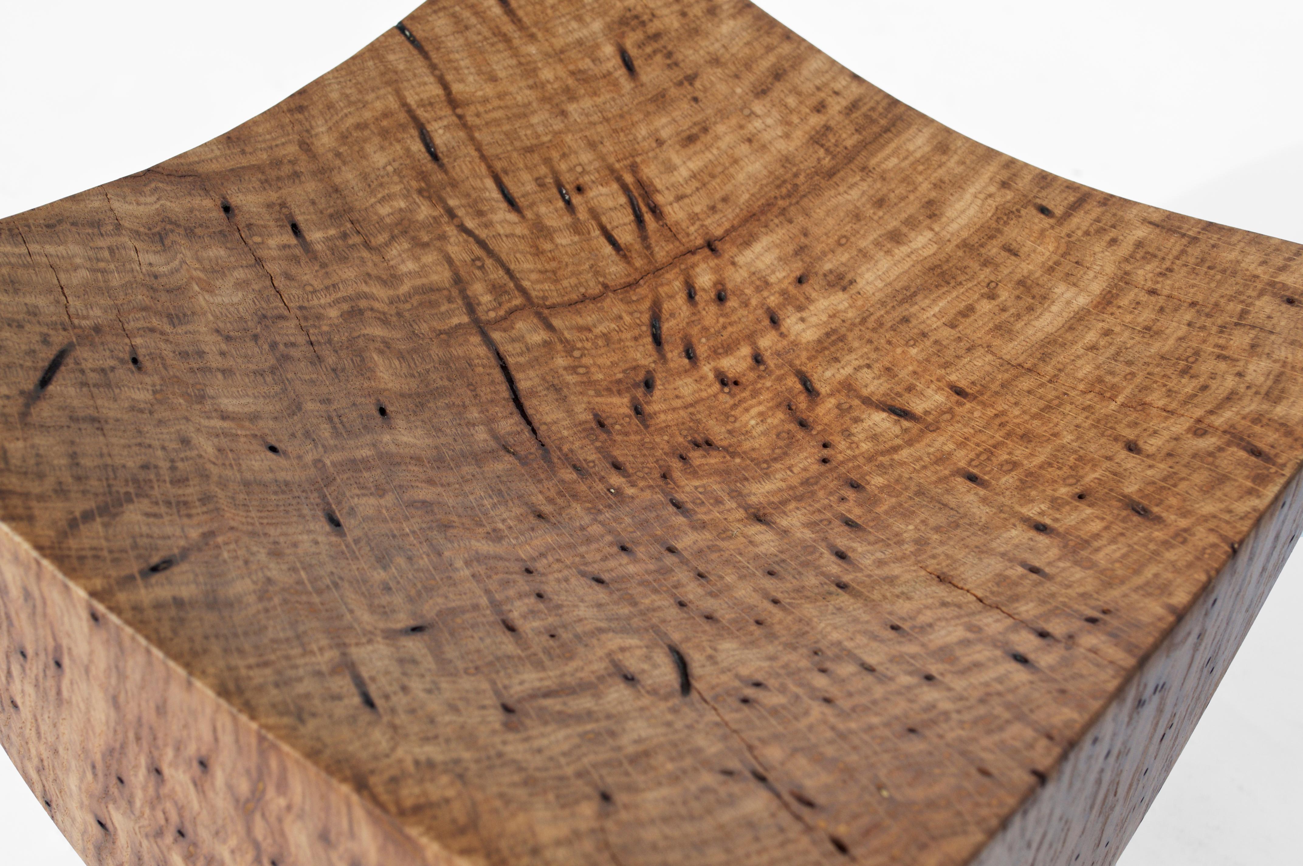V21294 Vessel in Natural Oak Wood by Jörg Pietschmann
Dimensions: D 22,5 x W 23 x H 18 cm.
Materials: Oak wood.

In Pietschmann’s sculptures, trees that for centuries were part of a landscape and founded in primordial forces tell stories inscribed