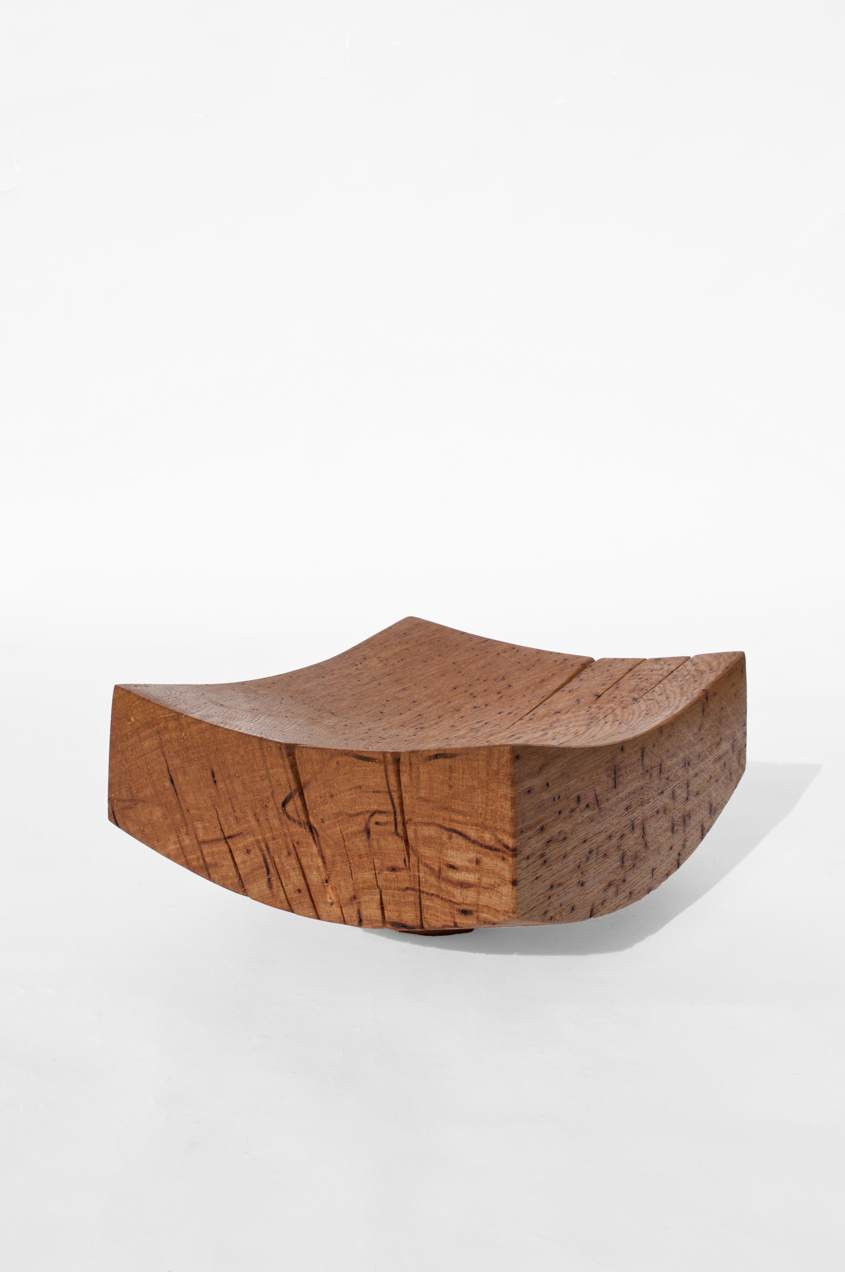 V21304 Vaso in Oak Wood naturale di Jörg Pietschmann
Dimensioni: D 25,5 x L 31 x H 15 cm.
Materiali: Legno di Oak.

Nelle sculture di Pietschmann, gli alberi che per secoli hanno fatto parte di un paesaggio e si sono fondati su forze primordiali
