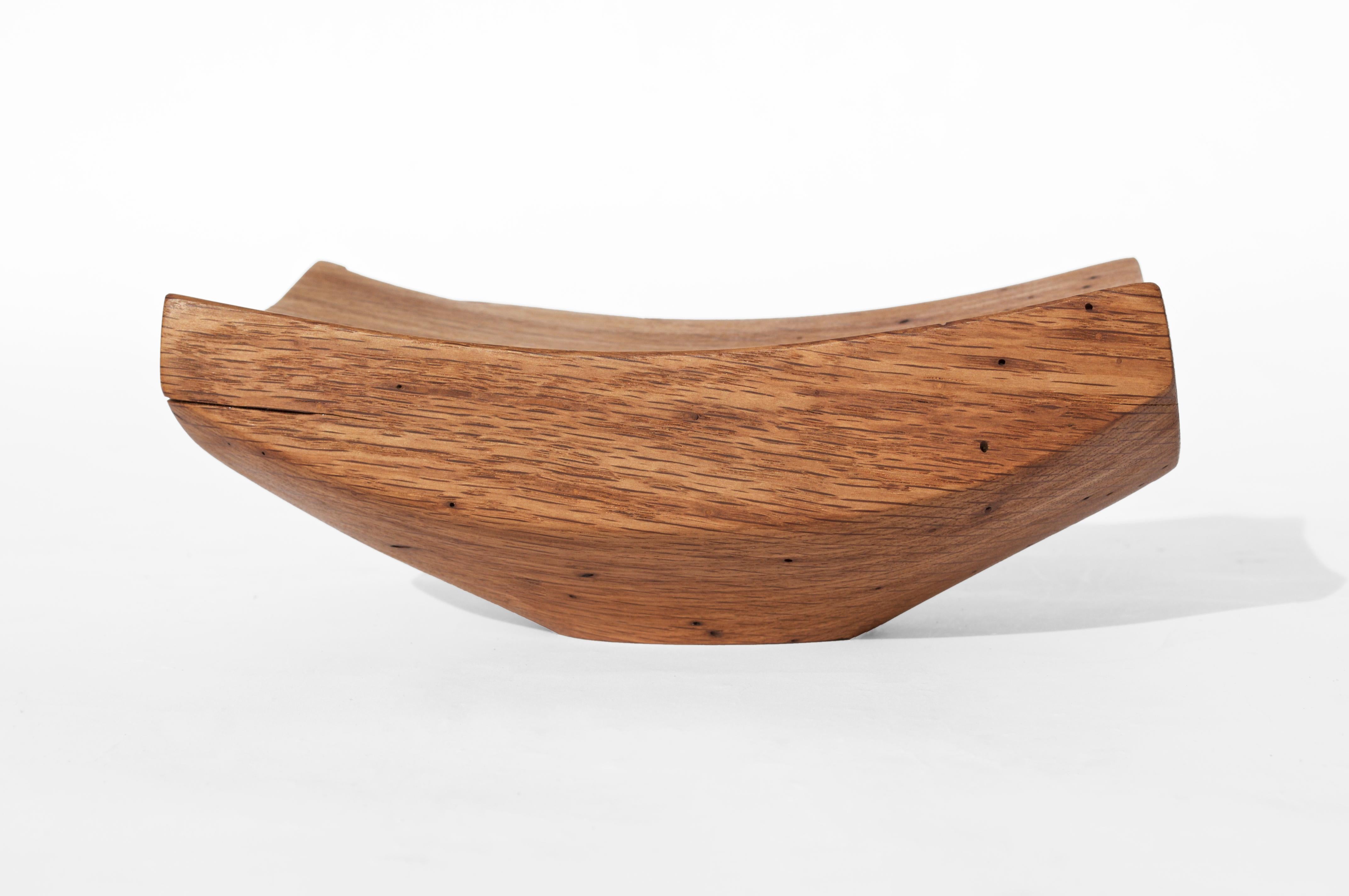 V21324 Vaso in Oak Wood naturale di Jörg Pietschmann
Dimensioni: P 15 x L 22,5 x H 9 cm.
Materiali: Legno di Oak.

Nelle sculture di Pietschmann, gli alberi che per secoli hanno fatto parte di un paesaggio e si sono fondati su forze primordiali