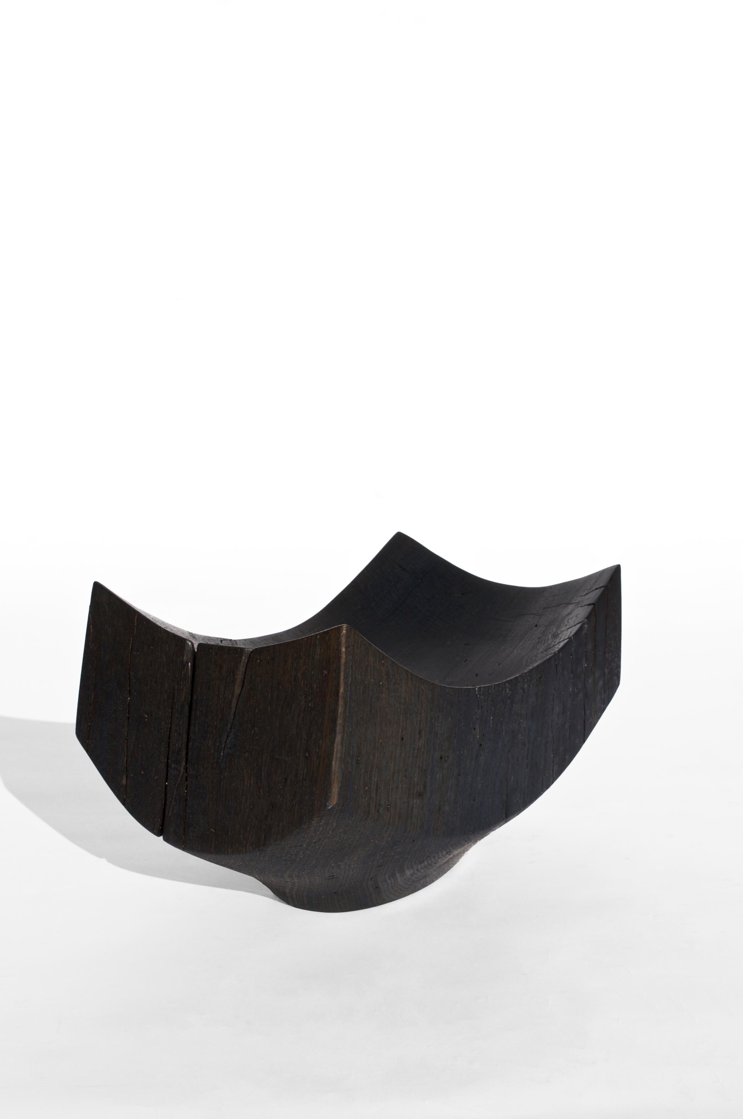 V21344 Gefäß aus oxidiertem Eichenholz von Jörg Pietschmann
Abmessungen: T 18 x B 33,5 x H 20 cm.
MATERIALIEN: Oxidiertes Eichenholz.

In Pietschmanns Skulpturen erzählen Bäume, die jahrhundertelang Teil einer Landschaft waren und in Urkräften