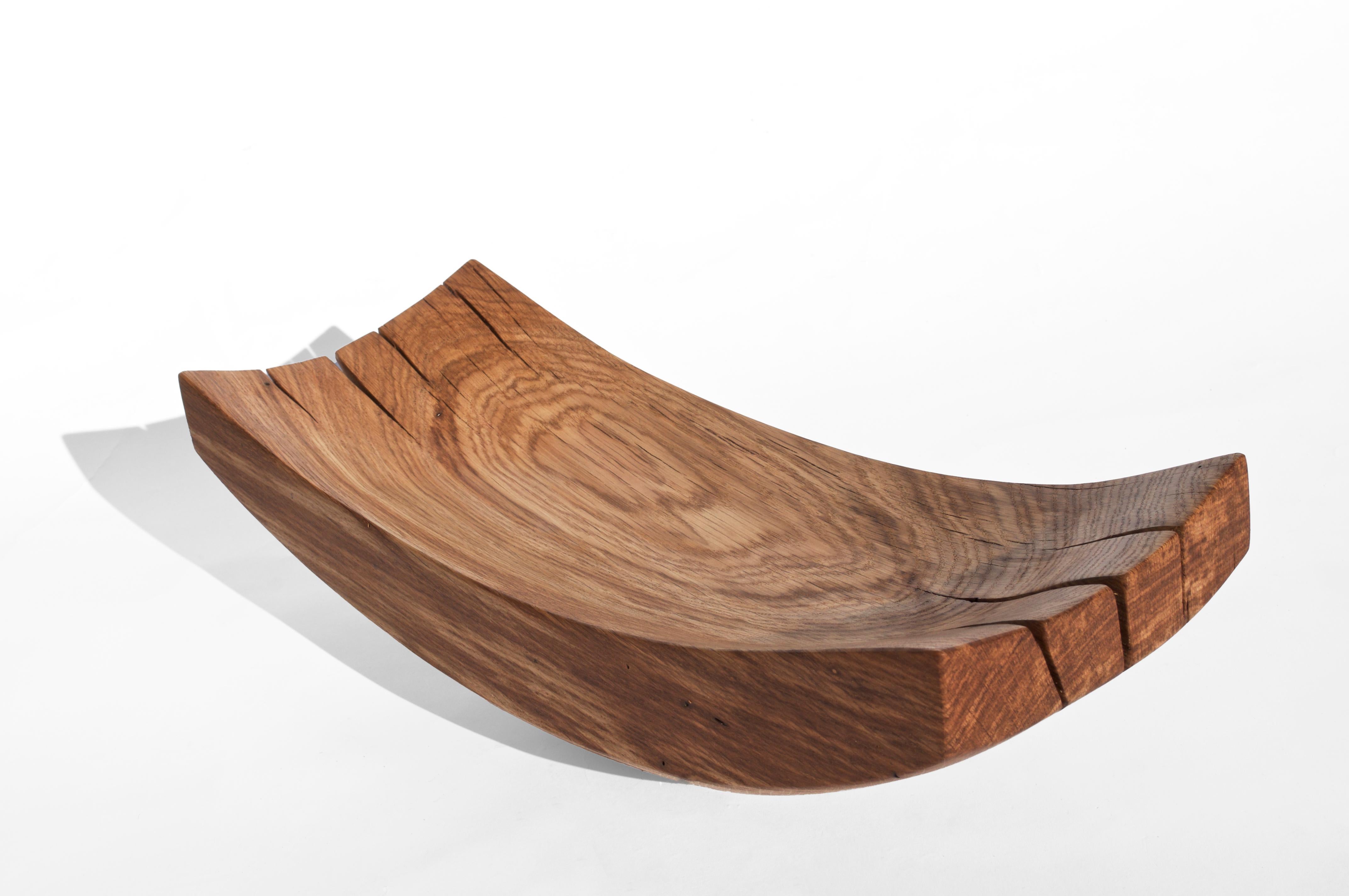 V21354 Vessel in Natural Oak Wood by Jörg Pietschmann
Dimensions: D 20 x W 47 x H 16 cm.
Materials: Oak wood.

In Pietschmann’s sculptures, trees that for centuries were part of a landscape and founded in primordial forces tell stories inscribed in