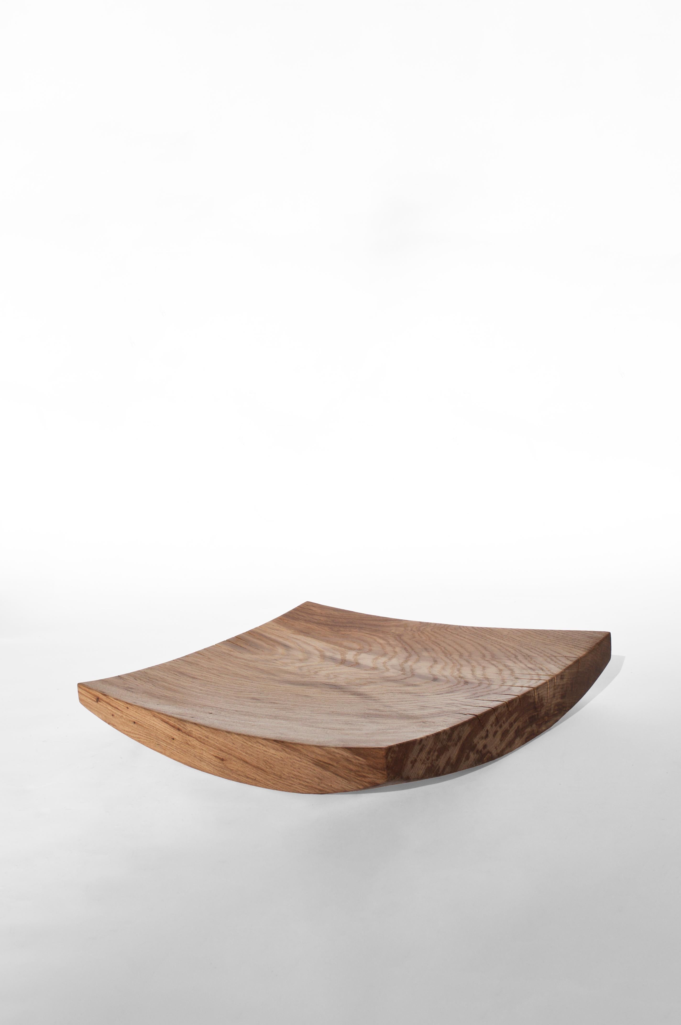 V21374 Vaso in Oak Wood naturale di Jörg Pietschmann
Dimensioni: D 42 x L 51,5 x H 9 cm.
Materiali: Legno di Oak.

Nelle sculture di Pietschmann, gli alberi che per secoli hanno fatto parte di un paesaggio e si sono fondati su forze primordiali