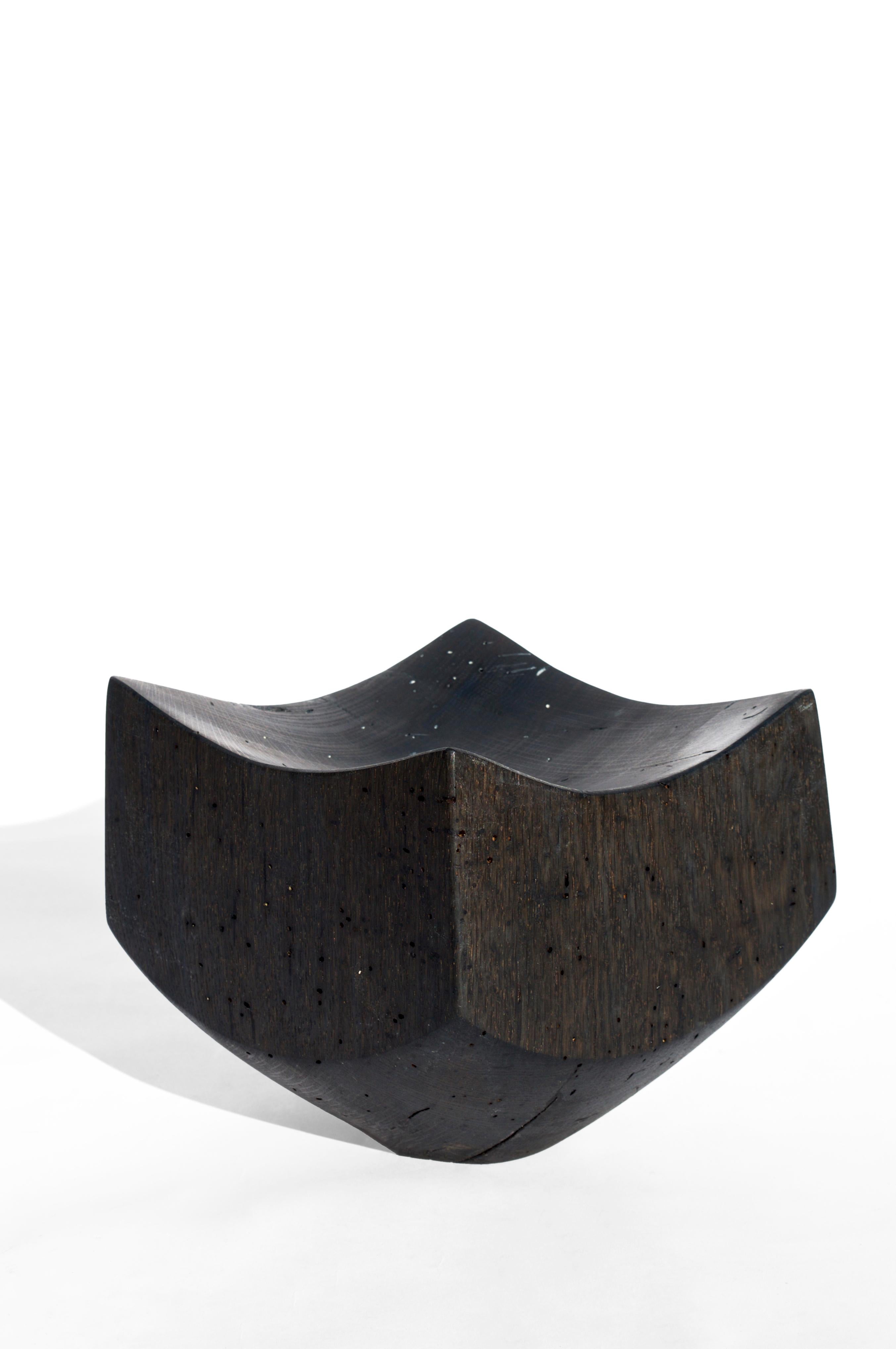 V21404 Gefäß aus oxidiertem Eichenholz von Jörg Pietschmann
Abmessungen: T 18 x B 14 x H 18 cm.
MATERIALIEN: Eichenholz.

In Pietschmanns Skulpturen erzählen Bäume, die jahrhundertelang Teil einer Landschaft waren und in Urkräften gründeten,