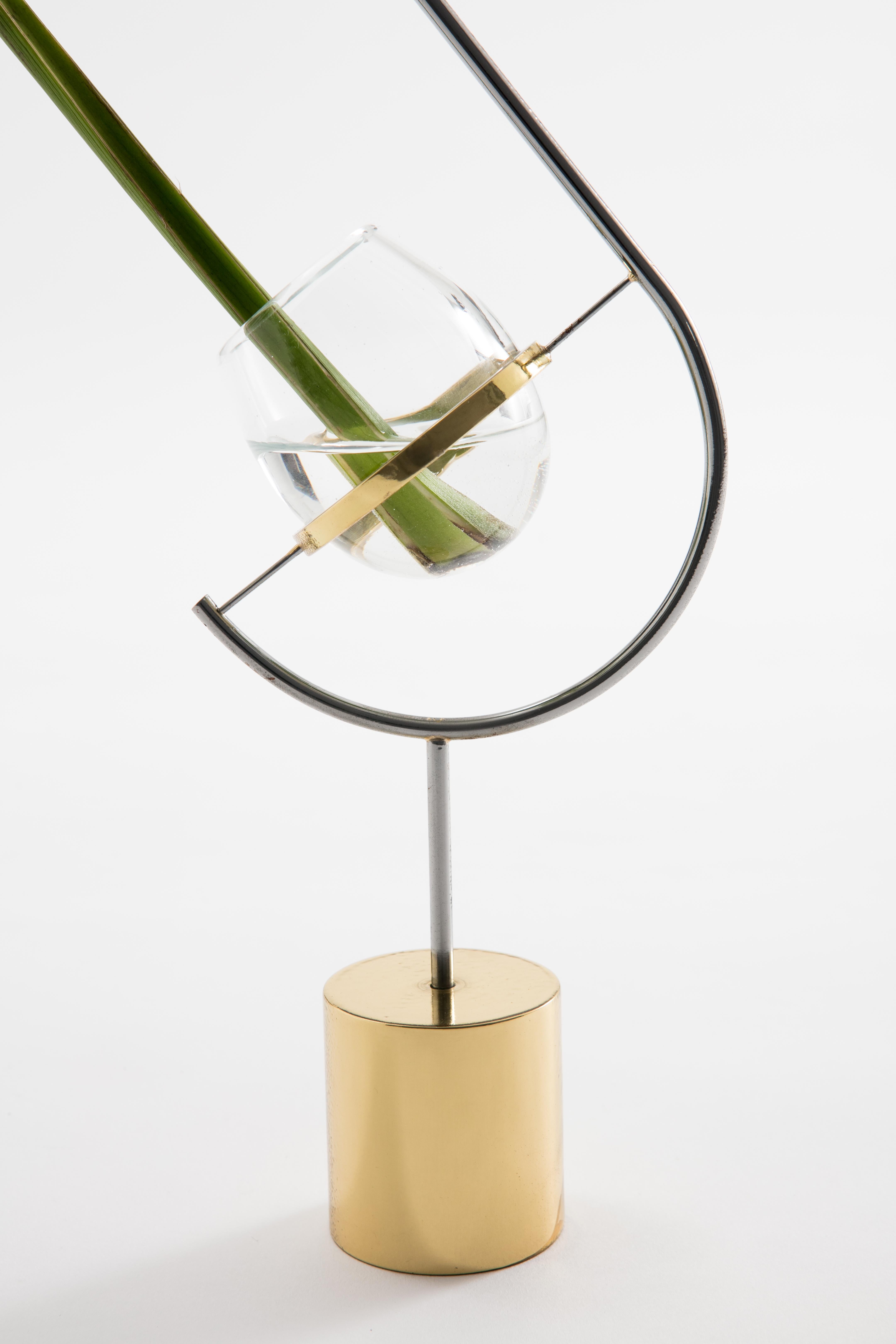 Laiton Vase solitaire contemporain minimaliste en laiton et verre V3 en vente