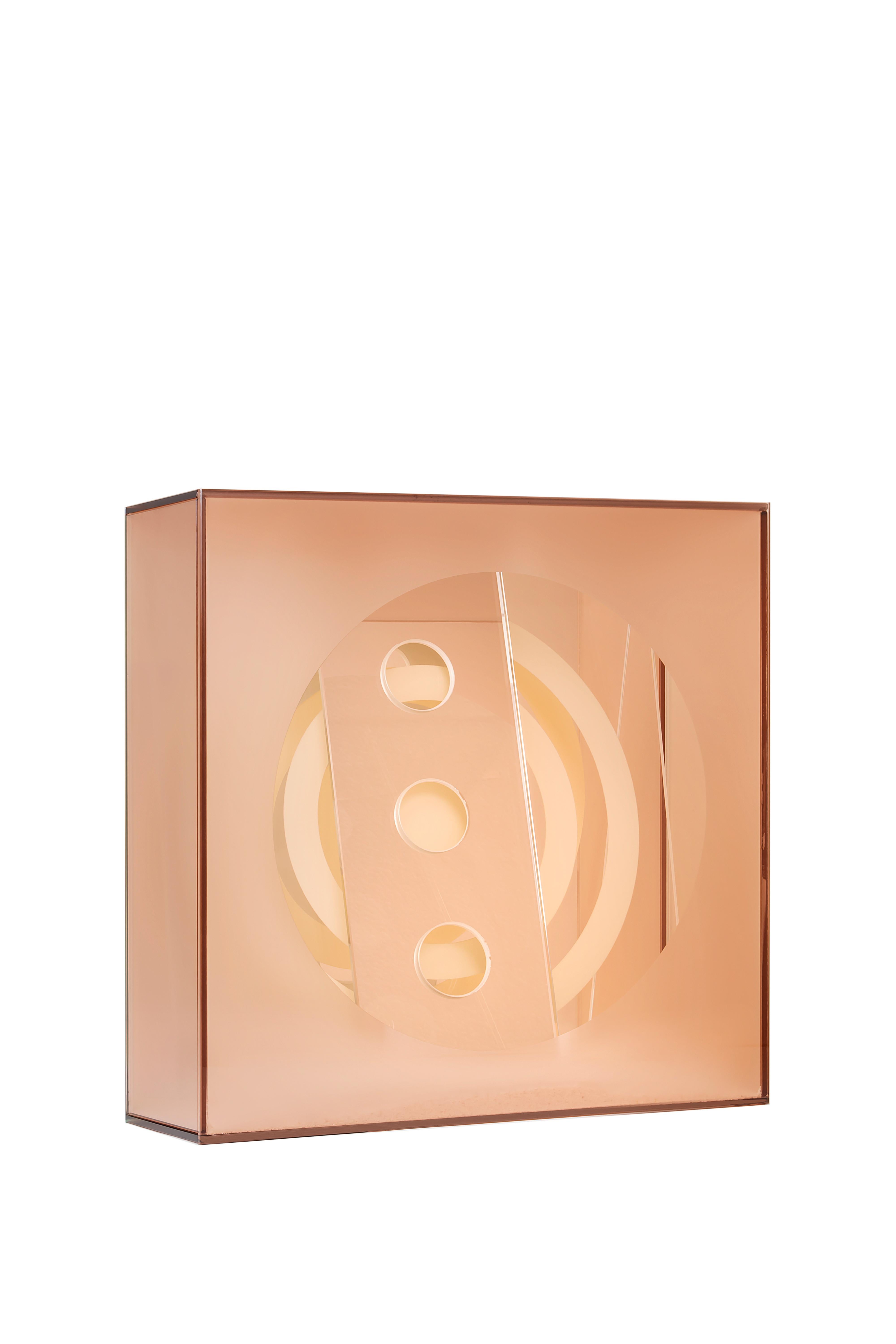 A three-dimensional illustration that takes on volume and shape through areas in light and others in shadow. The deconstruction of reflections on several levels is defined thanks to the calibrated alternation of transparent, reflective, satin or