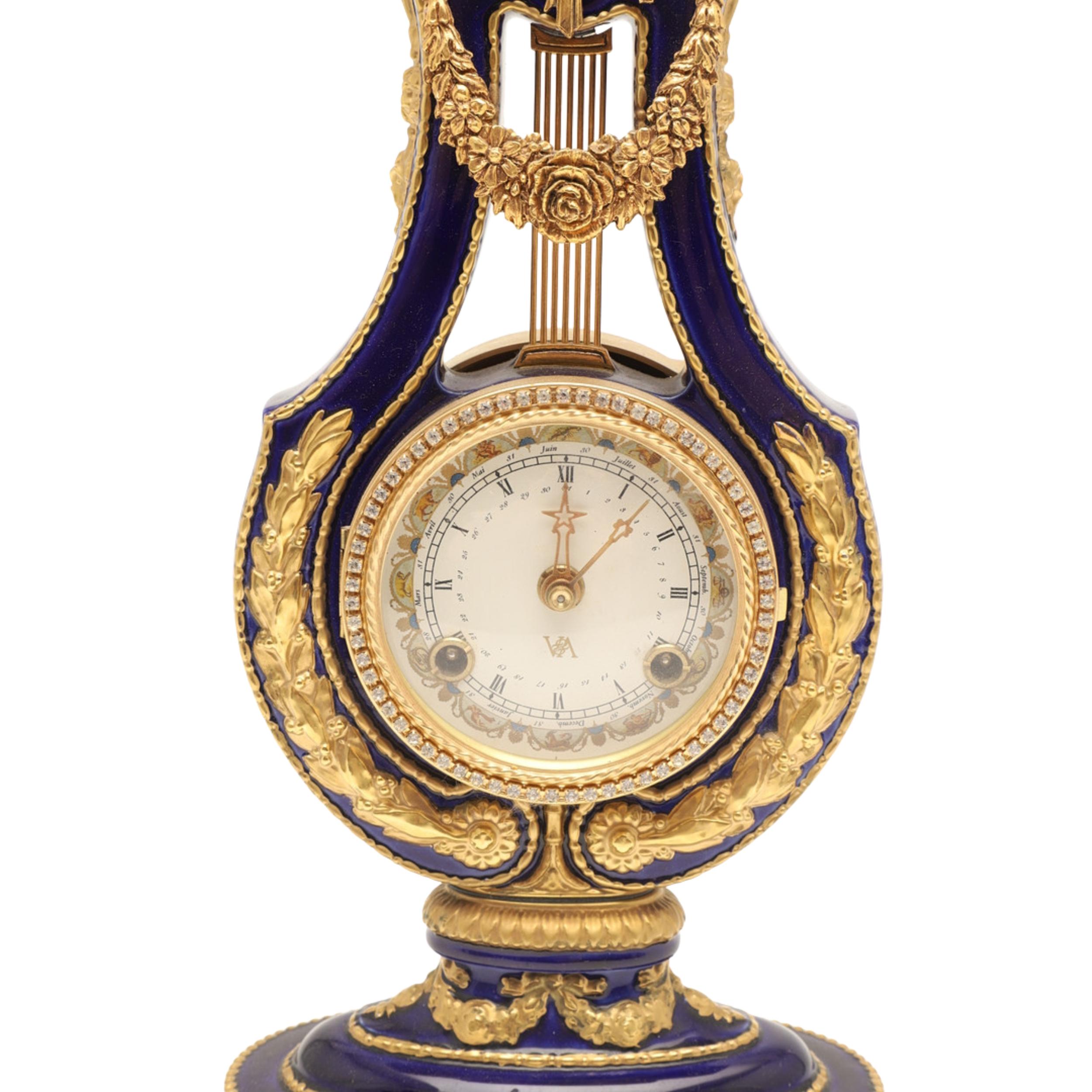 V&A Marie-Antoinette Mantel Clock Sèvres Style Porcelain Gilt Bronze Decoration In Excellent Condition For Sale In Wembley, GB