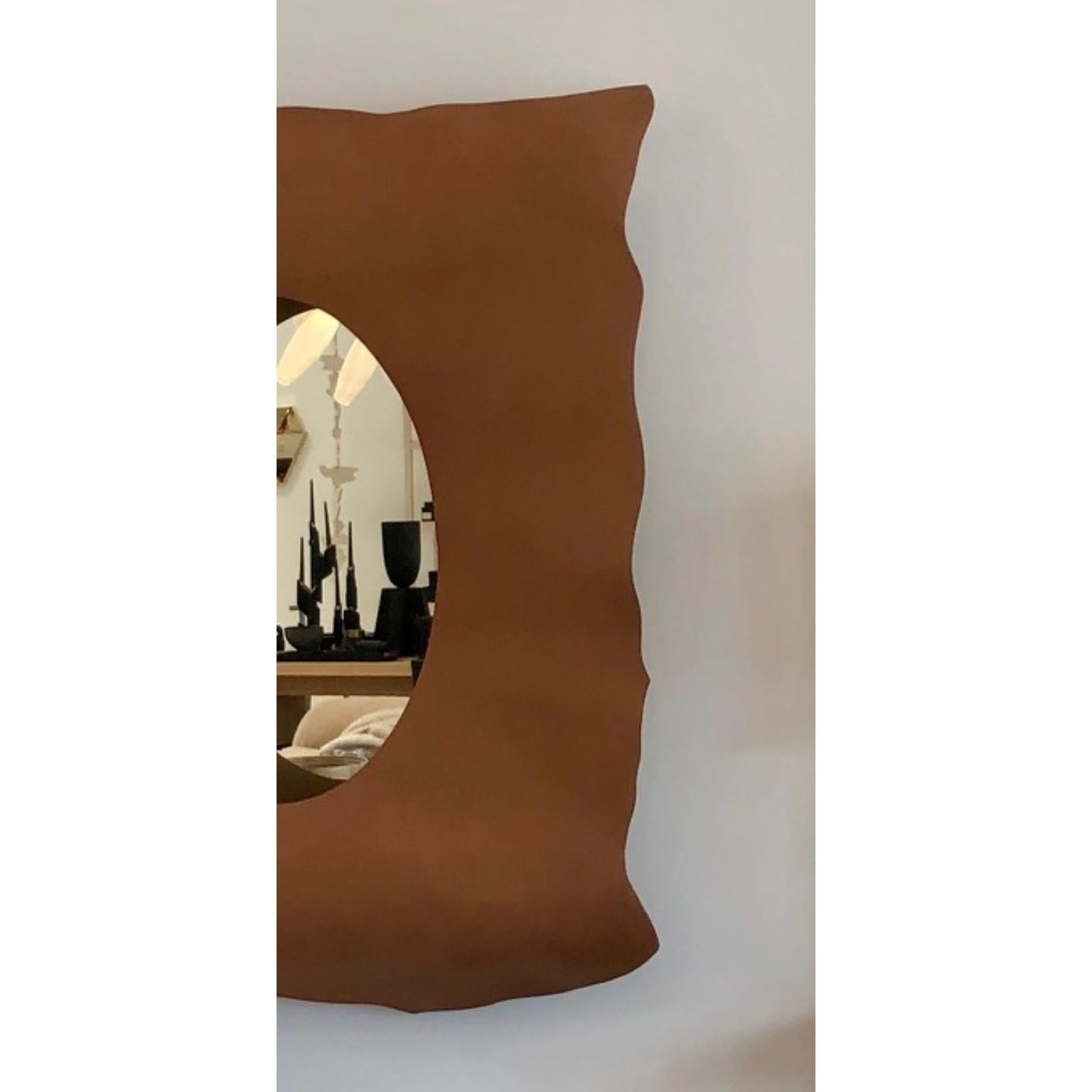 Postmoderne Miroir mural Vaca Colgada en cuir et cadre métallique par Oscar Maschera en vente