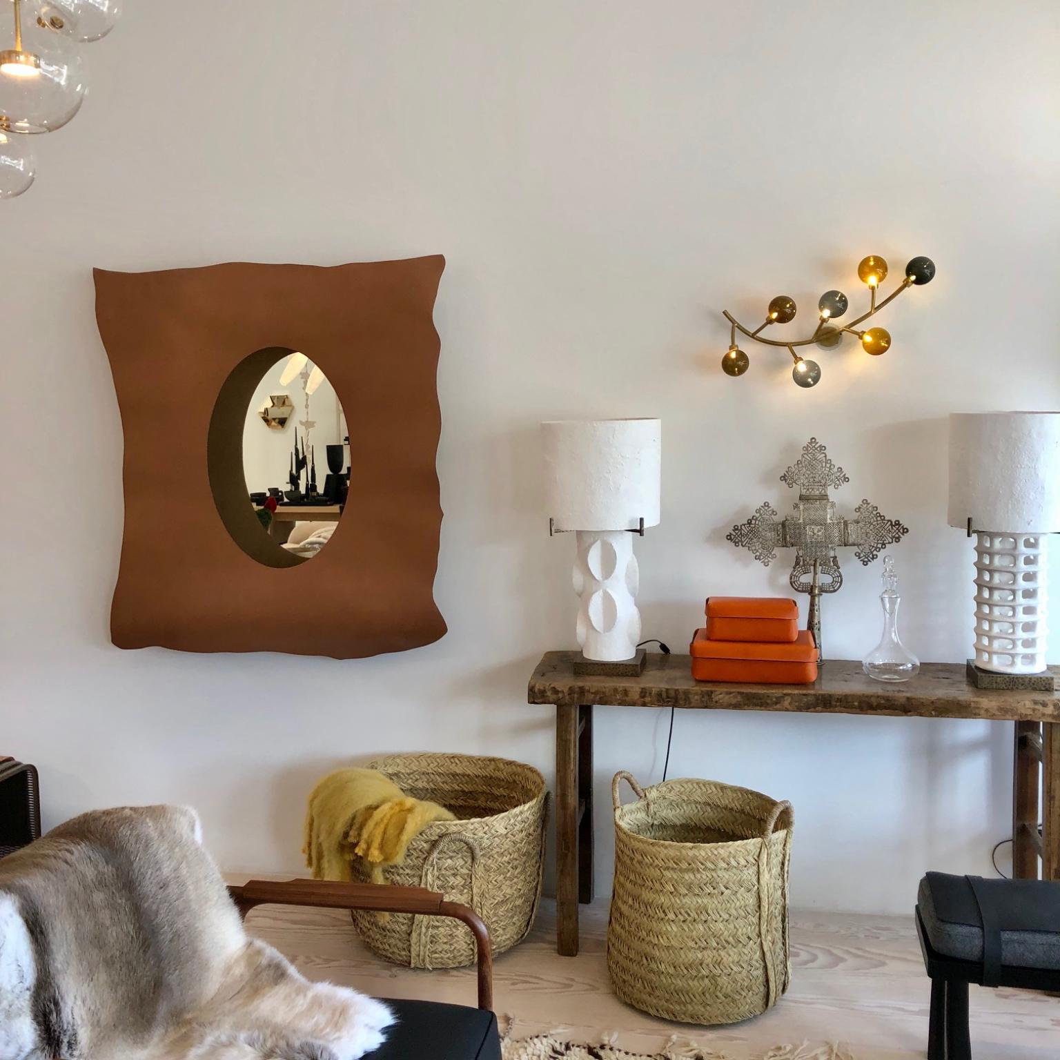 XXIe siècle et contemporain Miroir mural Vaca Colgada en cuir et cadre métallique par Oscar Maschera en vente
