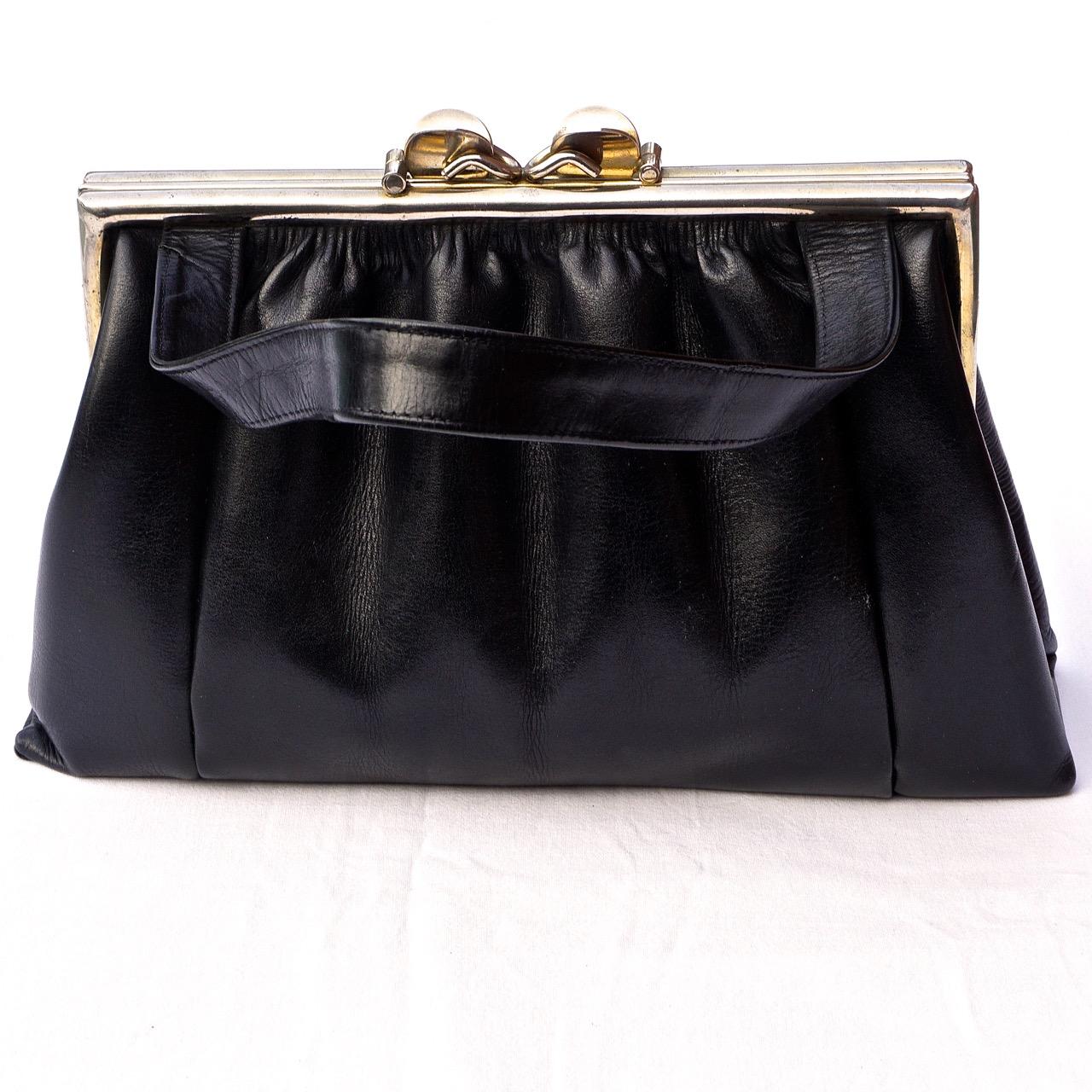 Vaca Lisa black leather handbag with elegant silver tone fittings, made in Argentina. Measuring length 30cm / 11.8 inches at the base, height 18.5cm / 7.28 inches, and maximum depth approximately 7.5cm / 2.9 inches. The handle drop is approximately