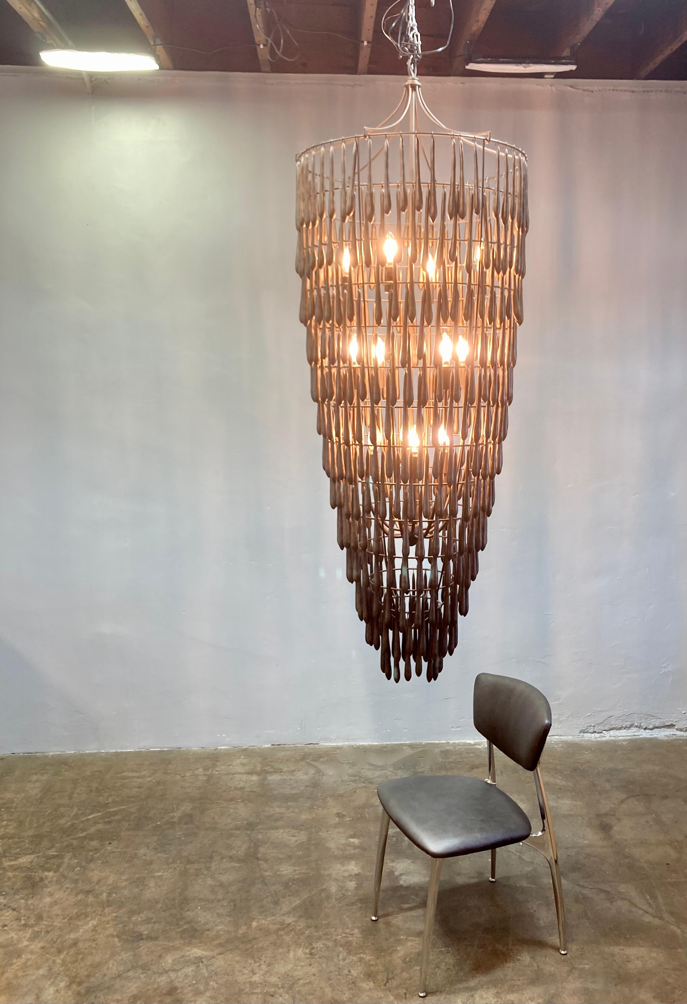 XXI secolo e contemporaneo Lampadario alto Vacarro di Visual Comfort Co. in vendita