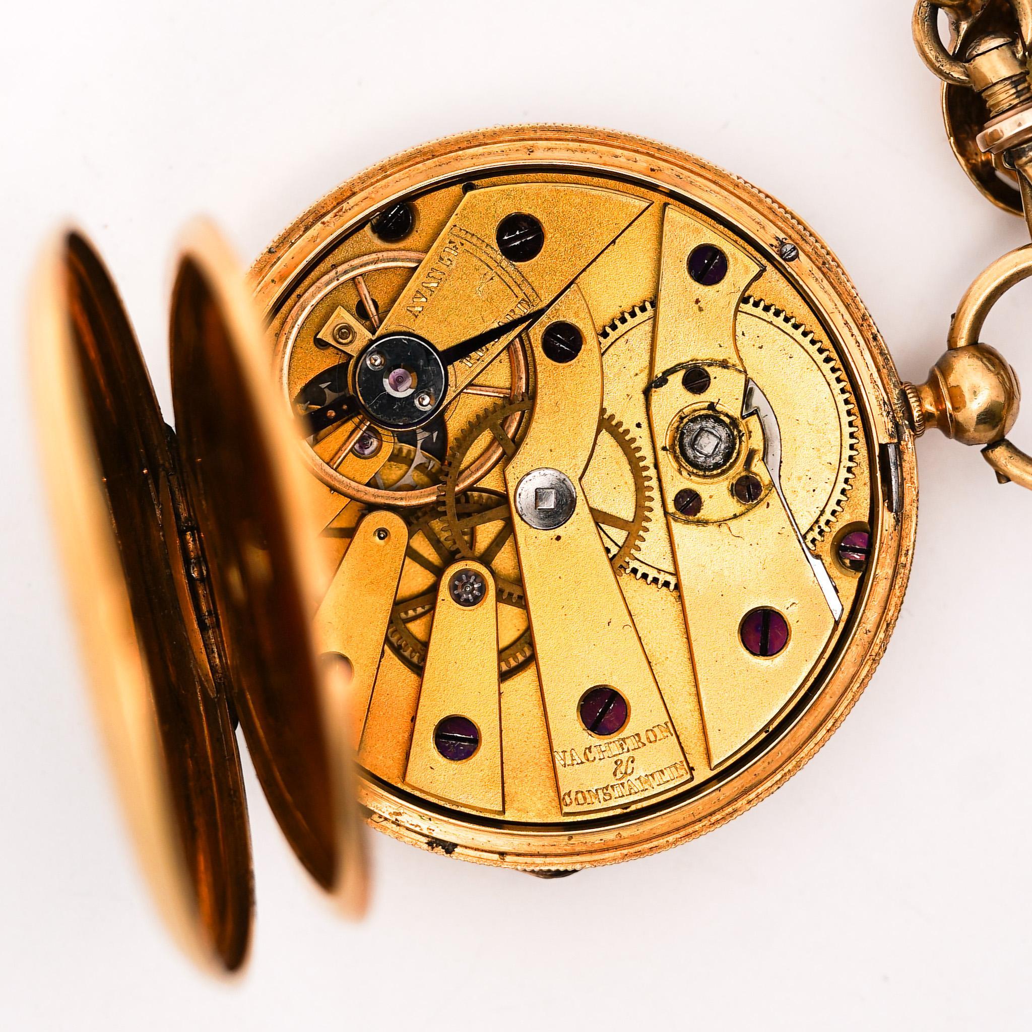 Montre de poche ancienne à chatelaine de Vacheron Constantin, en or jaune 18 carats, avec émail bleu et blanc, accents de perles de rocaille et ornementation gravée. Chaîne complète de six pouces avec porte-bonheur, clé émaillée et boîtier de 33,25