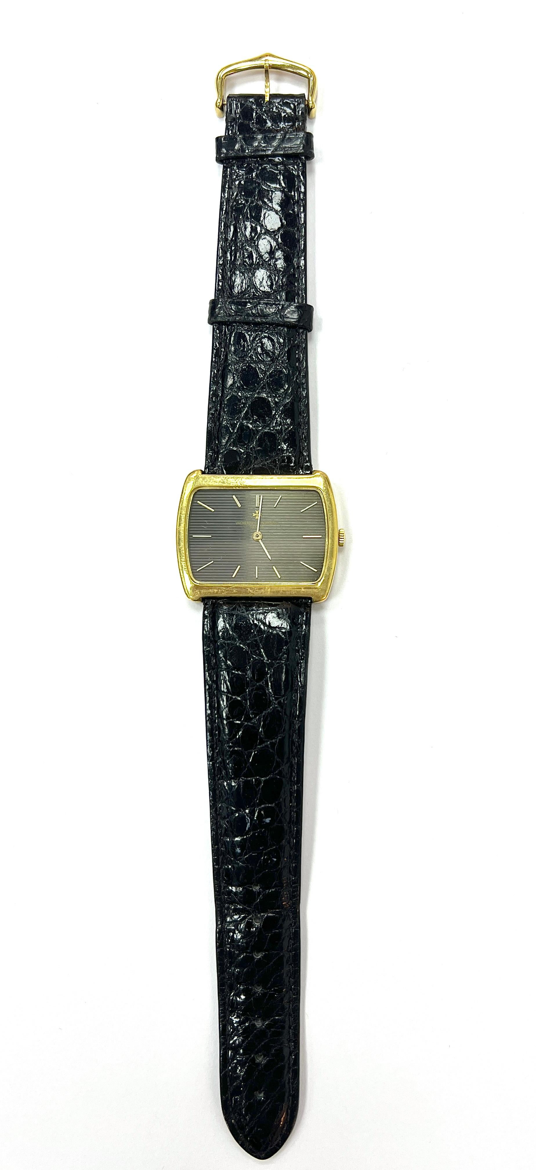 Montre Vacheron Constantin en or jaune 18 carats et bracelet en cuir

Logé dans un élégant boîtier en or jaune 18 carats, le cadran noir minimaliste, marqué par de fines gravures verticales et de minces index bâtons, offre un contraste saisissant.