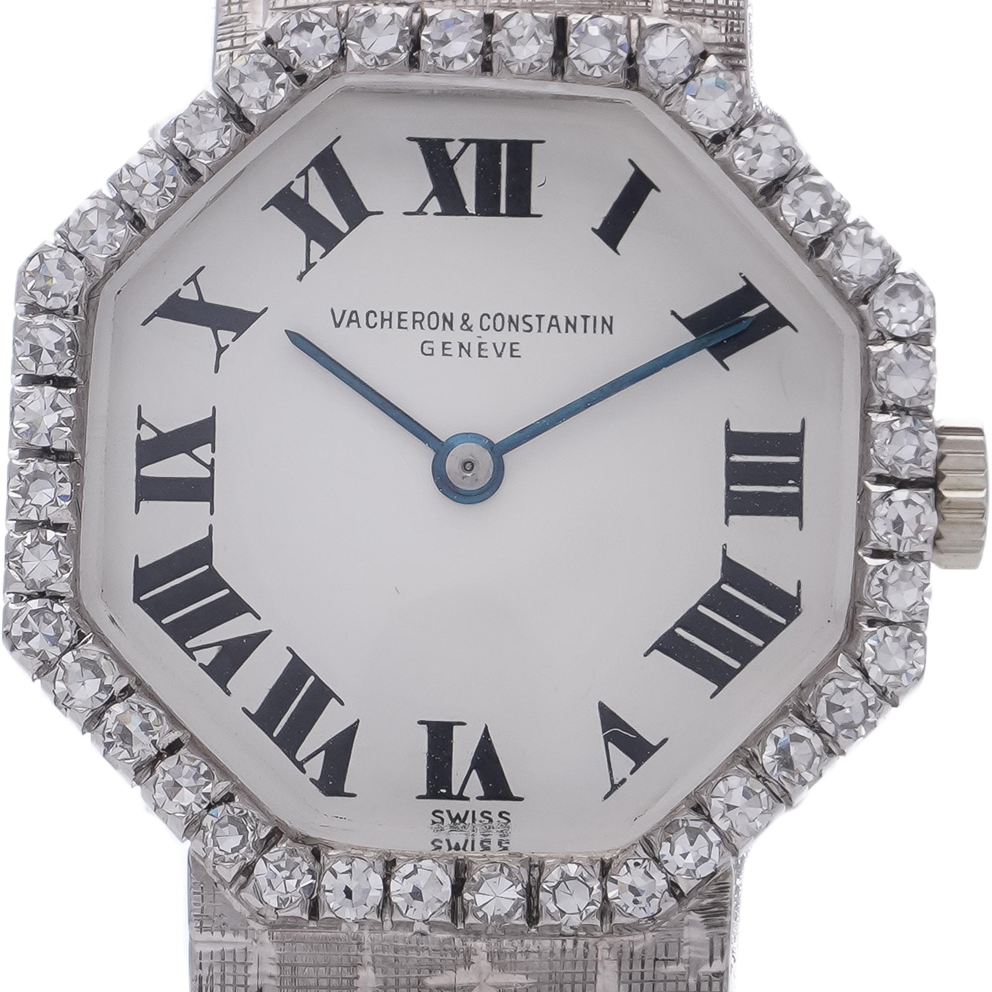 Damenarmbanduhr von Vacheron & Constantin, Genf, aus 18 Karat Weißgold mit einem markanten achteckigen Gehäuse. Das schlichte weiße Zifferblatt ist mit schwarzen römischen Ziffern und gebläuten Stahlzeigern verziert, die von vierzig Diamanten im