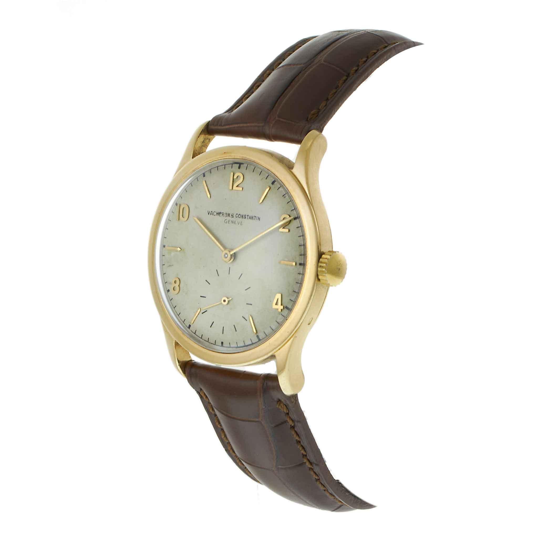 Vacheron Constantin Calatrava vintage degli anni '40 circa, con cassa in oro giallo 18KT da 34 mm, classiche anse arrotondate e proporzioni sobrie. Il quadrante beige è invecchiato con grazia grazie a una patina uniforme, completata da indici a