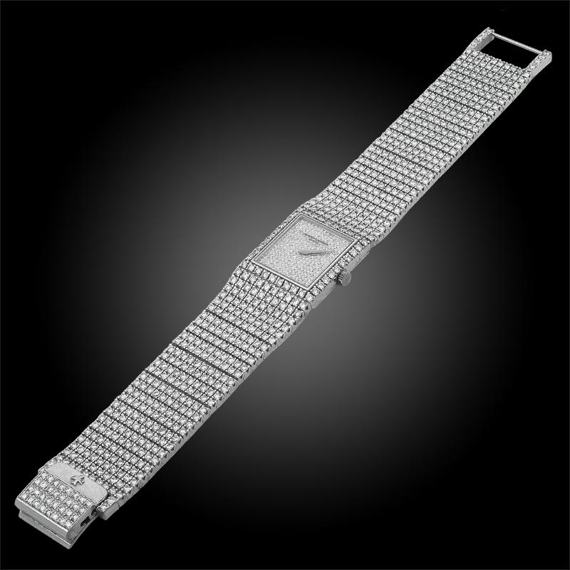 Die von Vacheron Constantin gefertigte Armbanduhr aus 18 Karat Weißgold mit diamantbesetztem quadratischem Zifferblatt strahlt zeitlose Eleganz aus und ist mit Brillanten besetzt. Hergestellt in den 1980er Jahren.