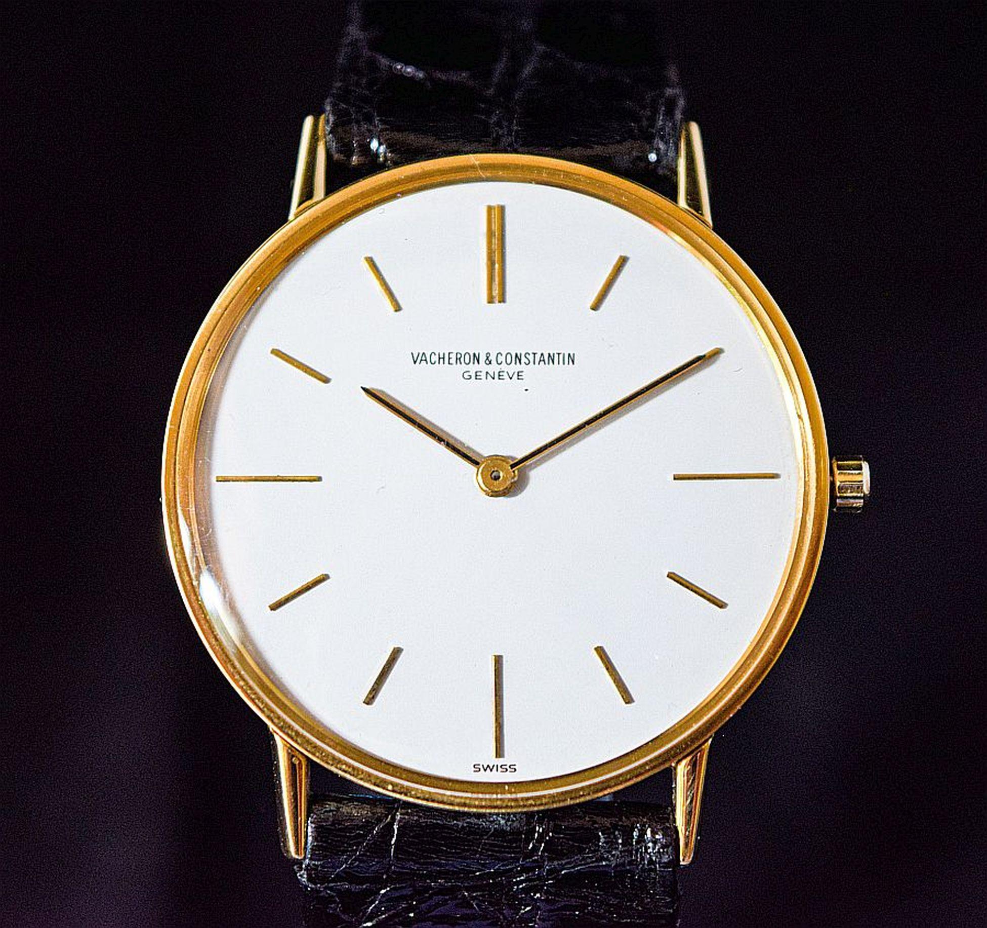 Wunderschöne Vacheron Constantin
extra schlank, super raffiniert und elegant mit einem Gehäuse aus 18kt Gelbgold.
Schlanke stilvolle Uhr mit weißem Zifferblatt
Zifferblatt ist signiert Vacheron&Constantin Geneve
Weißes Zifferblatt mit aufgesetzten