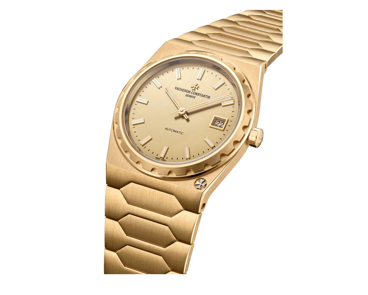 Véritable icône des années 1970, la 'Jumbo' 222 de 37 mm est une réédition contemporaine du modèle historique. Avec son boîtier monobloc de forme tonneau surmonté d'une lunette cannelée, ce garde-temps à bracelet intégré continue d'afficher son