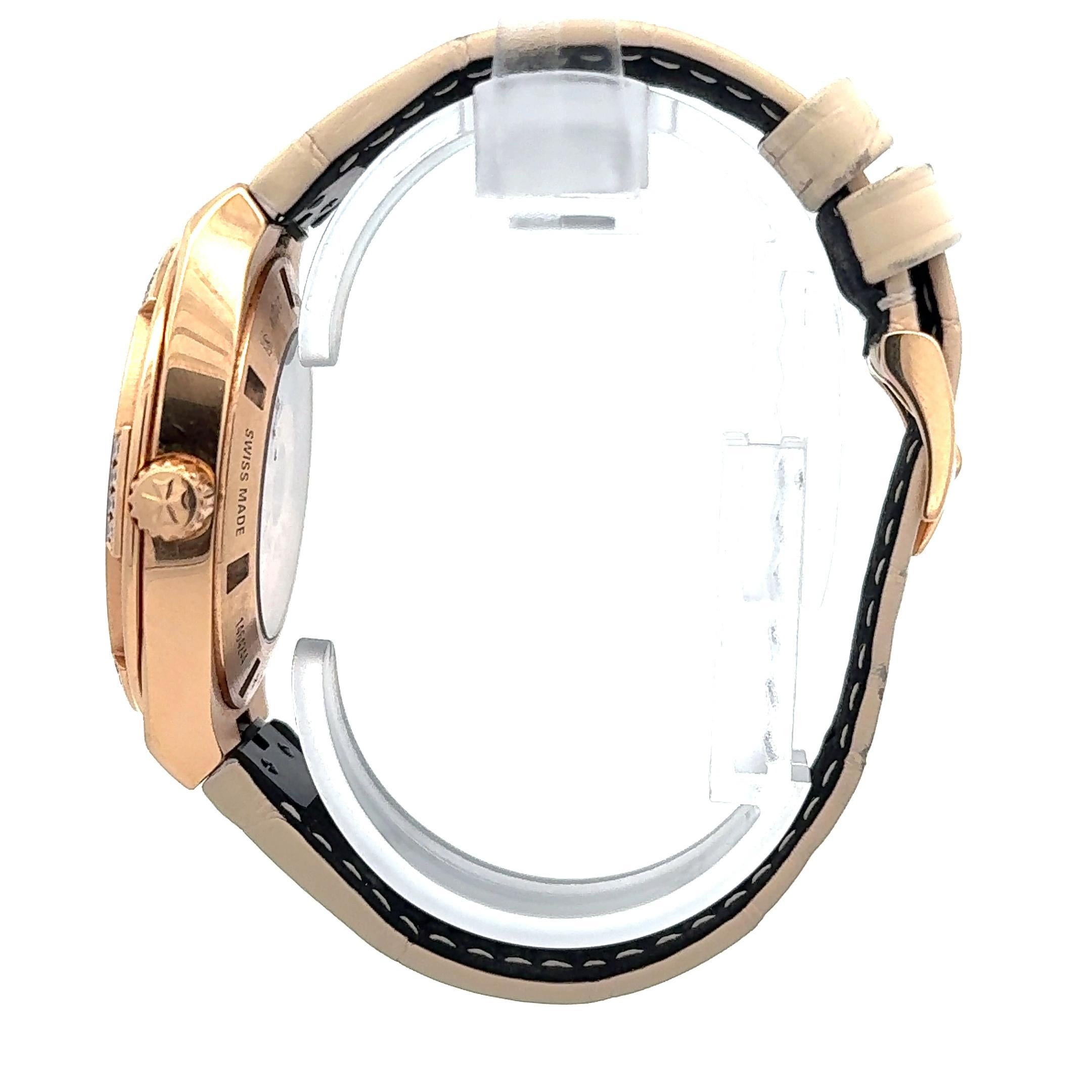 Il Vacheron Constantin 2305V Overseas Automatic è un lussuoso orologio da 37 mm realizzato in oro rosa 18 carati. Il quadrante rosa di grande impatto è completato da una lunetta con diamanti incastonati che aggiungono eleganza e brillantezza.