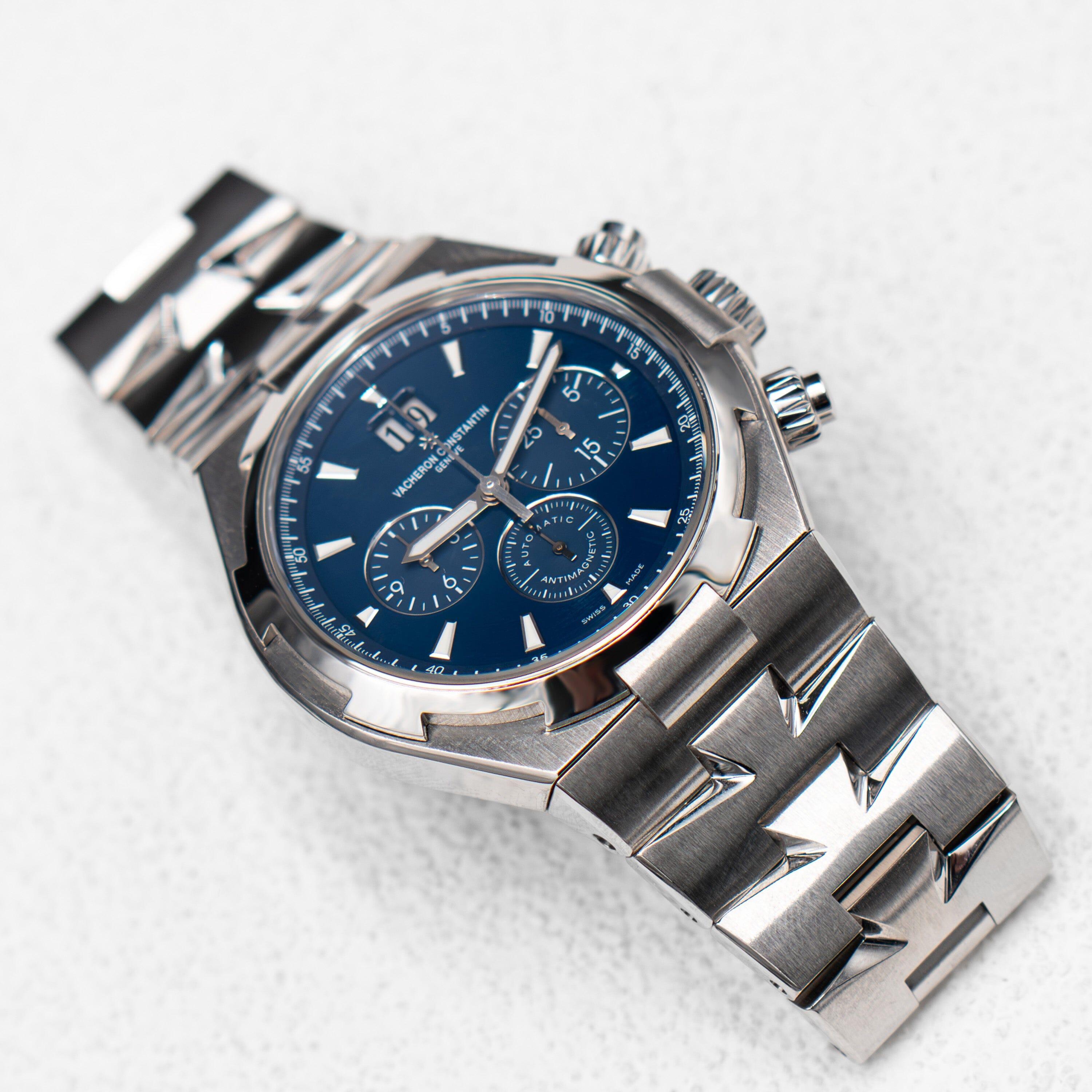 Vacheron Constantin Overseas 49150/000A-9745 Herrenuhr. 42-mm-Edelstahlgehäuse mit fester Lünette aus Edelstahl. Blaues Zifferblatt mit leuchtenden Stahlzeigern und Stundenindexen. Drei Hilfszifferblätter: 30-Minuten-Zähler bei 3 Uhr.