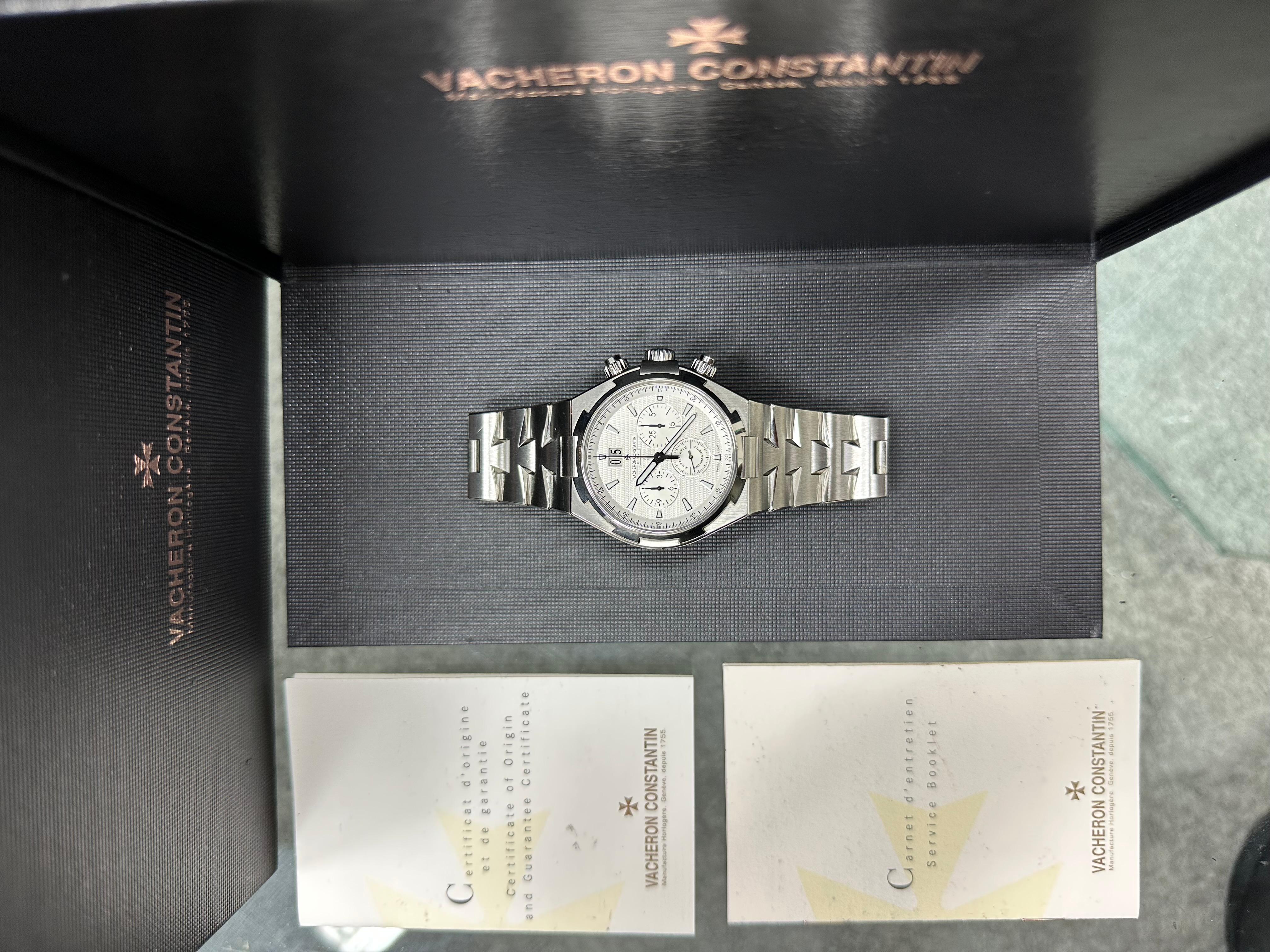 Erleben Sie raffinierte Handwerkskunst mit dem Vacheron Constantin Overseas Chronograph, Referenz 49150/B01A-9095. Der Zeitmesser im 42-mm-Edelstahlgehäuse verfügt über ein markantes silbernes Zifferblatt mit auffälligen Chronographenzifferblättern,