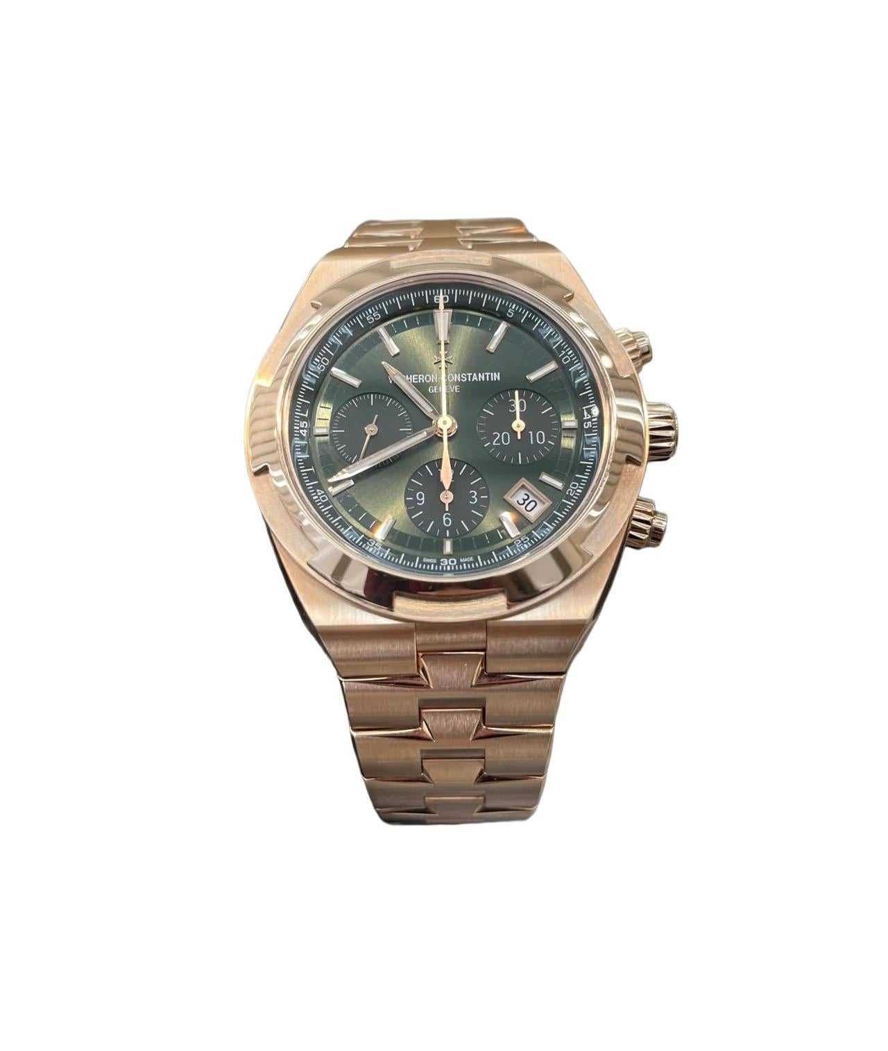 Elegant yet casual, this 18K 5N pink gold watch houses a column-wheel chronograph enhanced by a date aperture between 4 and 5 o’clock. Its openworked caseback reveals an oscillating weight in 22K 3N yellow gold featuring decoration inspired by the