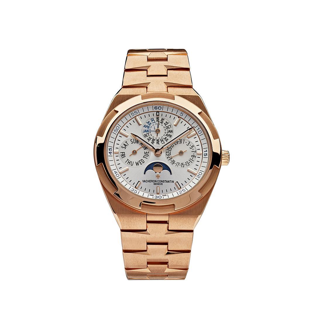 This 18K pink gold watch blends a Fine Watchmaking mechanism with an athletic style in an exquisite way. It houses an ultra-slim perpetual calendar that will display the accurate date until 2100, while being only 8.10 millimeters thick. The calendar