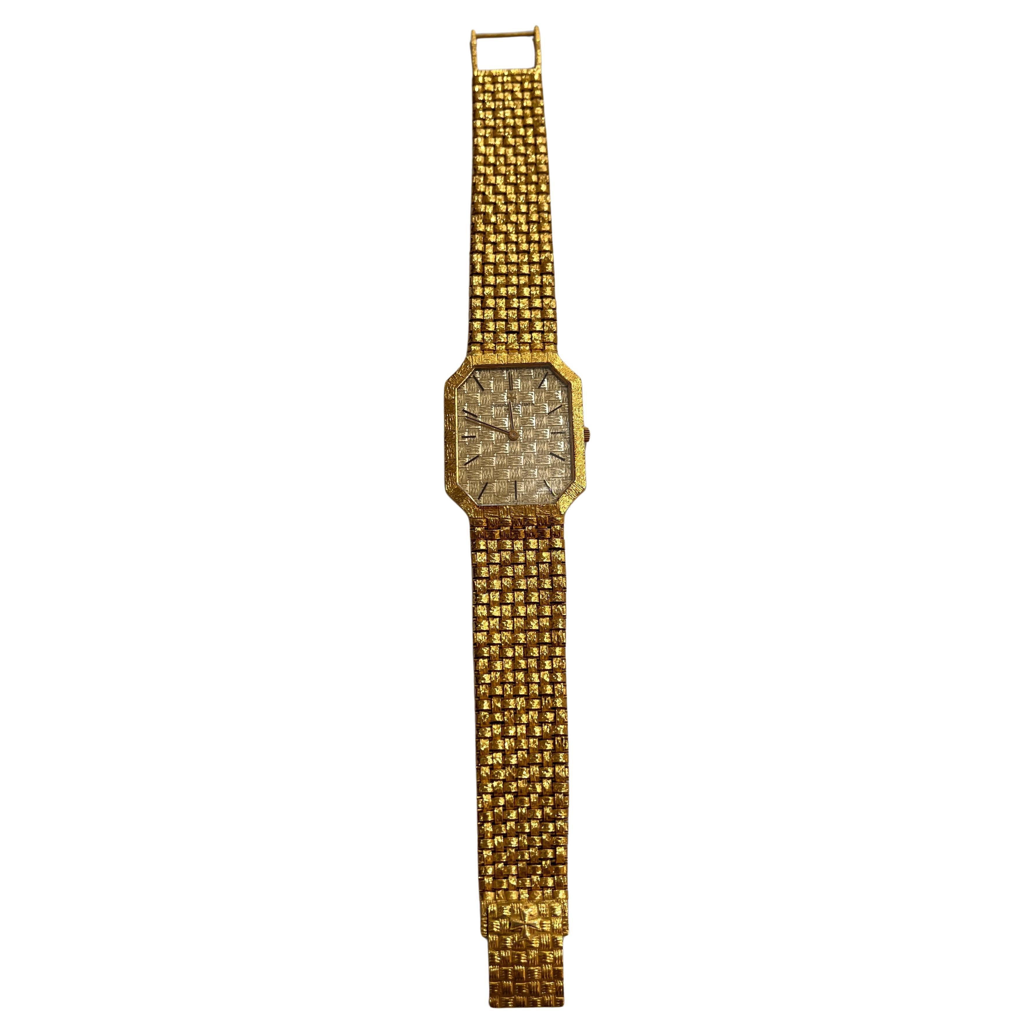 An Elegant Vacheron Constantin wrist watch produced in the 1980’s. Reference number 33071.  Made in 18k yellow gold in a weave design. The case has an elegant rectangular shape with a gold dial. The movement works by manual wind. 

Accompanied by