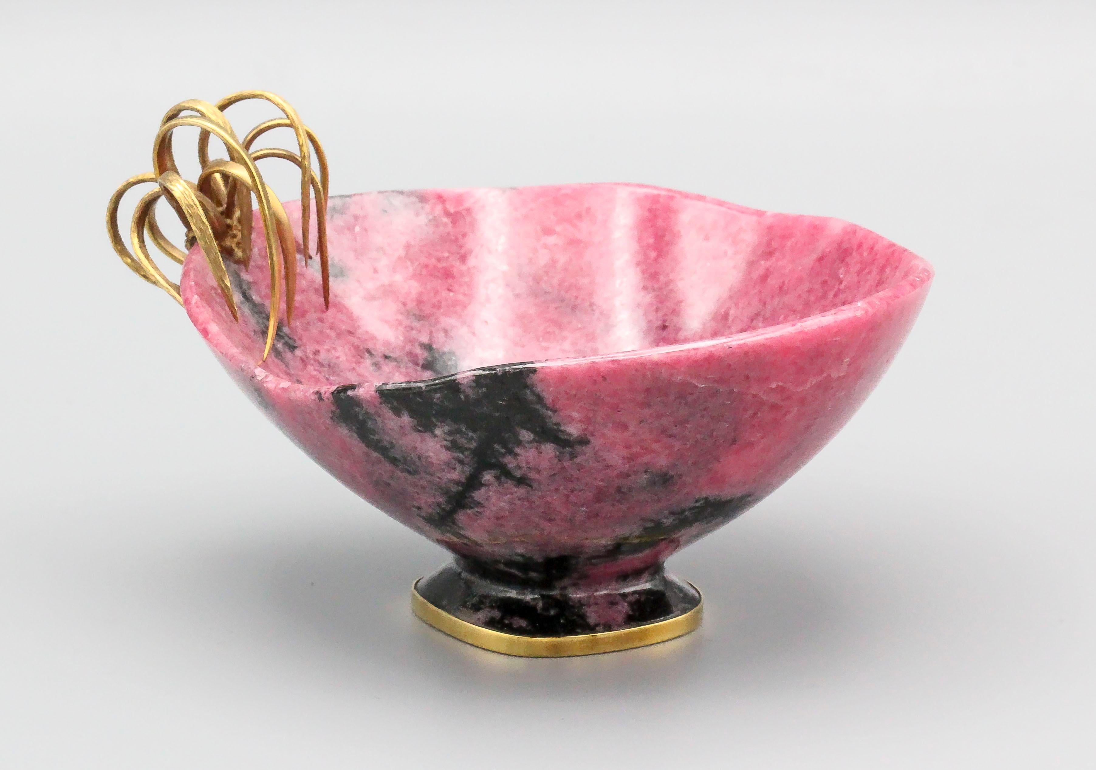 Elegant and refined 18k yellow gold bowl by Vacheron Constantin. Made in carved rhodochrosite; it further features a wide, soft rectangular base with gold outer ring, along with gold accents at the top of the bowl on one side.

Hallmarks: Vacheron