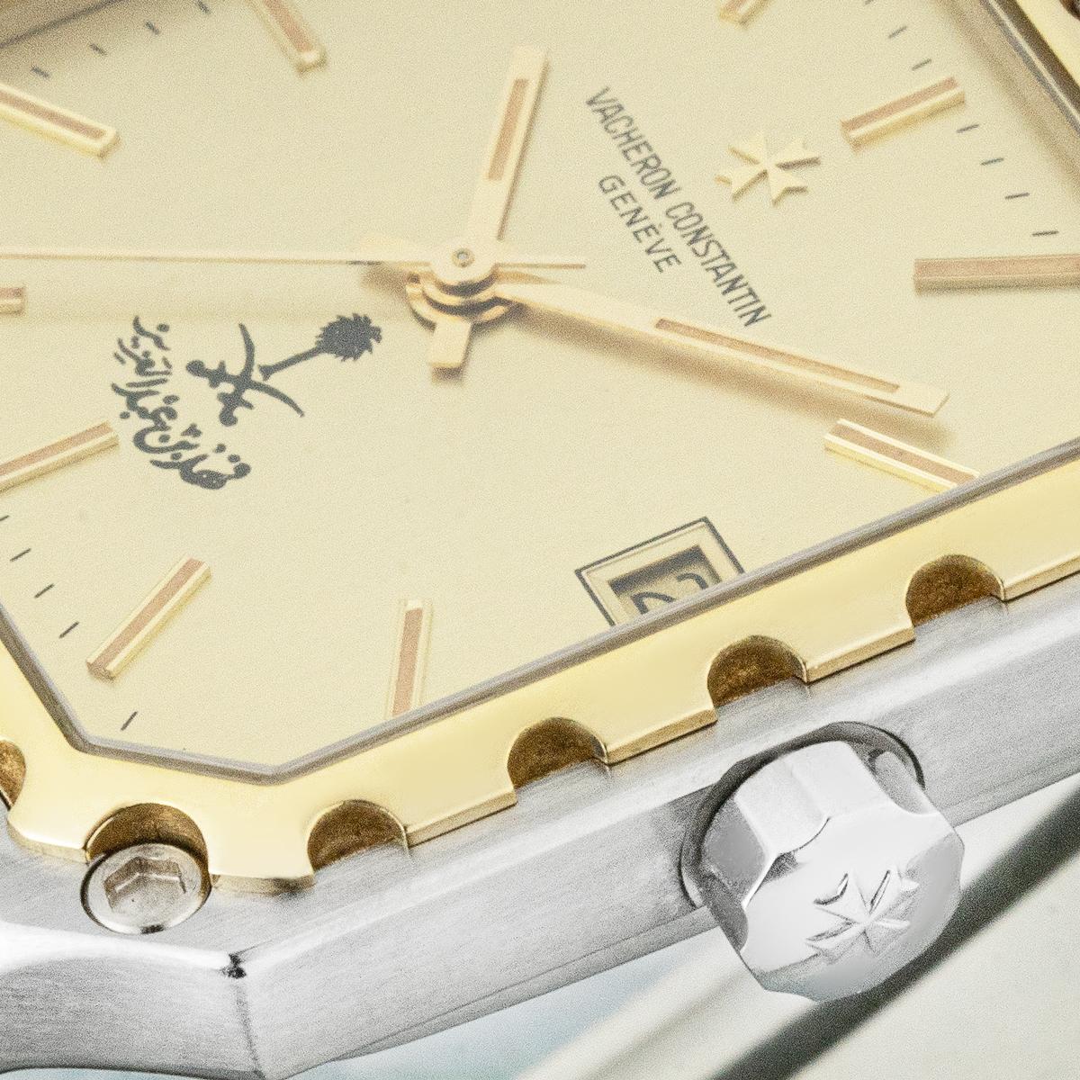 Ce modèle 222 de Vacheron Constantin, réalisé en or jaune 18 carats et en acier inoxydable, fait partie d'une production très limitée et constitue un ajout remarquable à toute collection. Le cadran champagne carré est magnifiquement orné des
