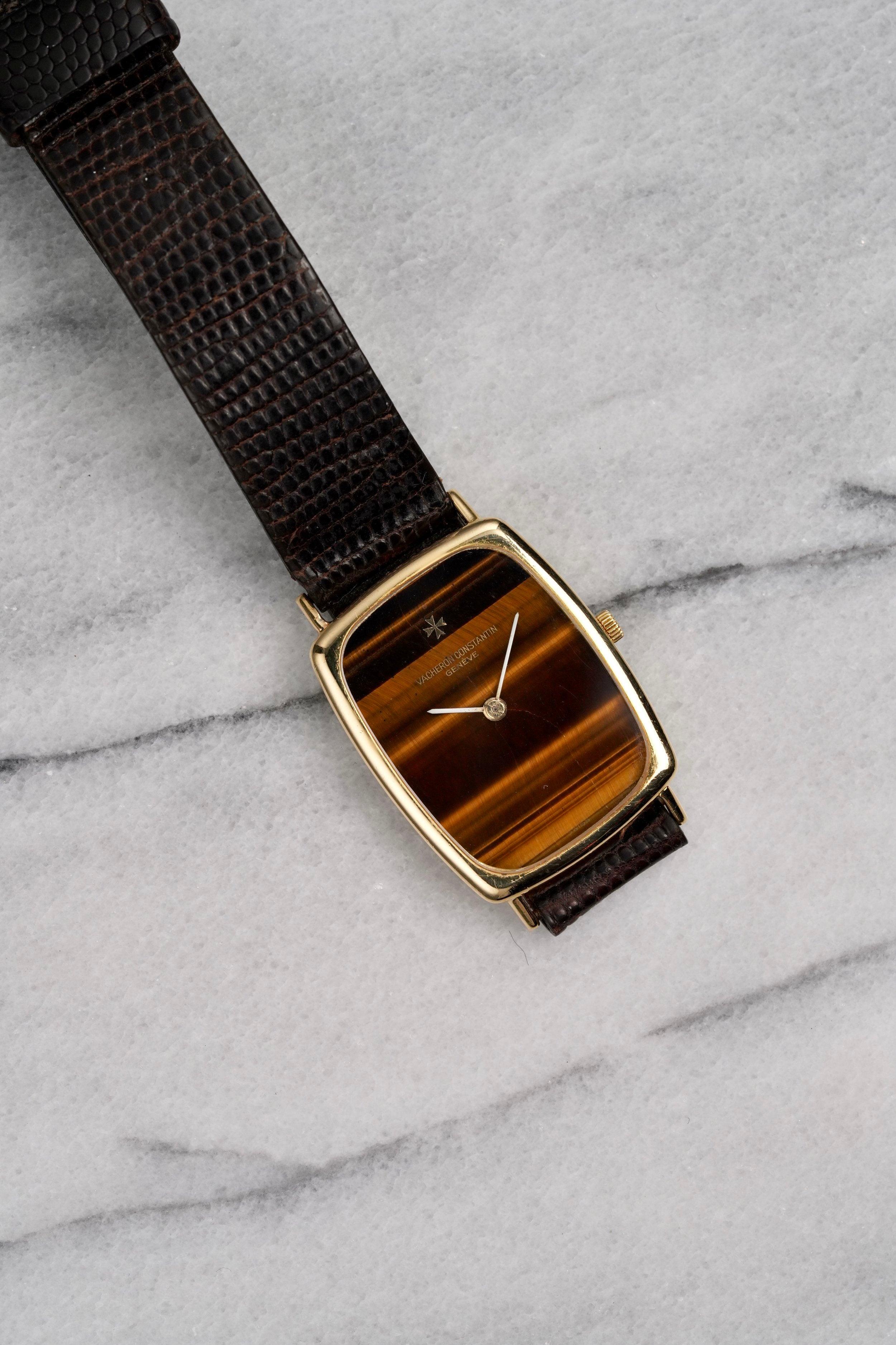 Voici une Vacheron Constantin Tank vintage à remontage manuel en or jaune 18 carats avec un rare cadran en œil de tigre datant de la fin des années 70, début des années 80. L'heure est très précise et l'appareil est entièrement fonctionnel. Le