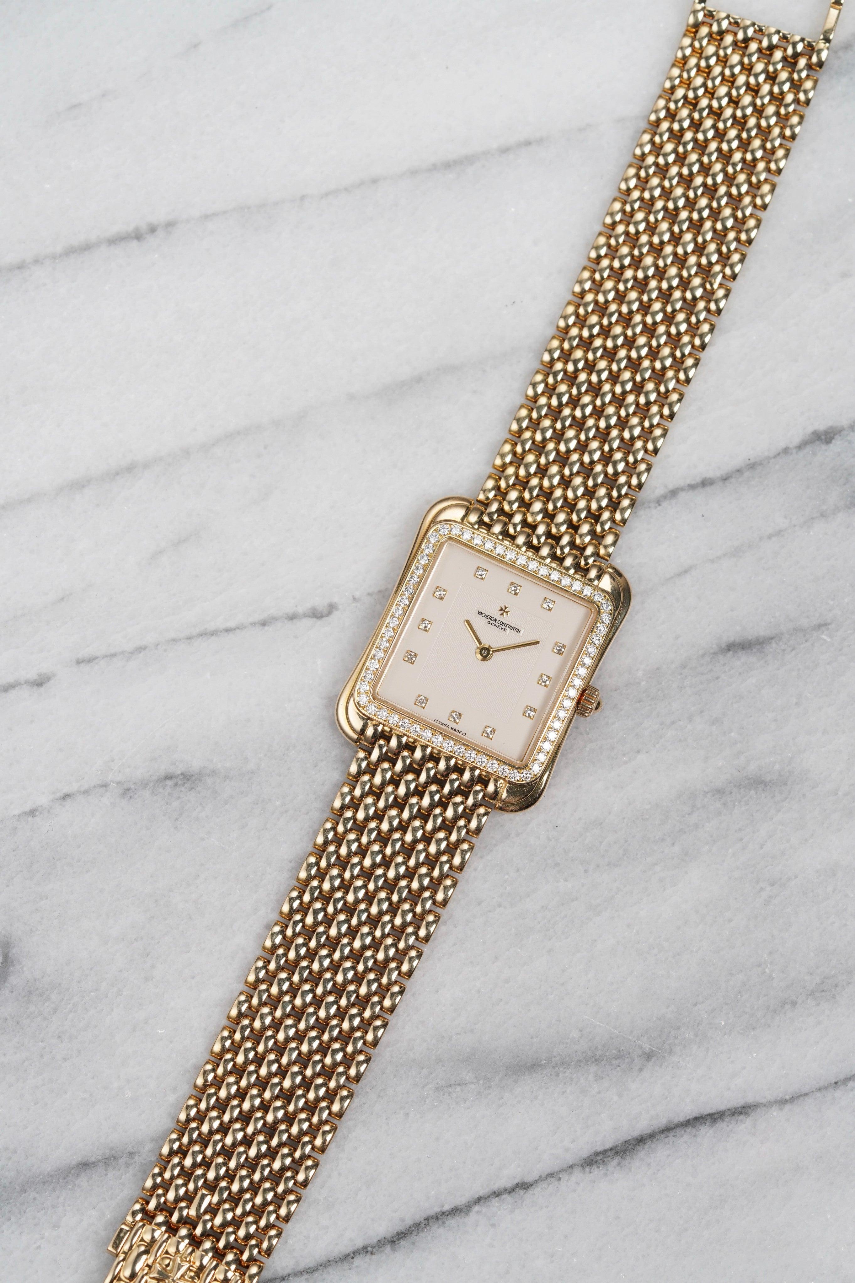 Voici une Vacheron Constantin Toledo en or jaune 18 carats avec une lunette en diamants d'usine et un cadran blanc datant des années 1990.  Les dimensions comprennent un boîtier de 30 mm et un bracelet qui s'adapte à un poignet de 7,25 pouces.