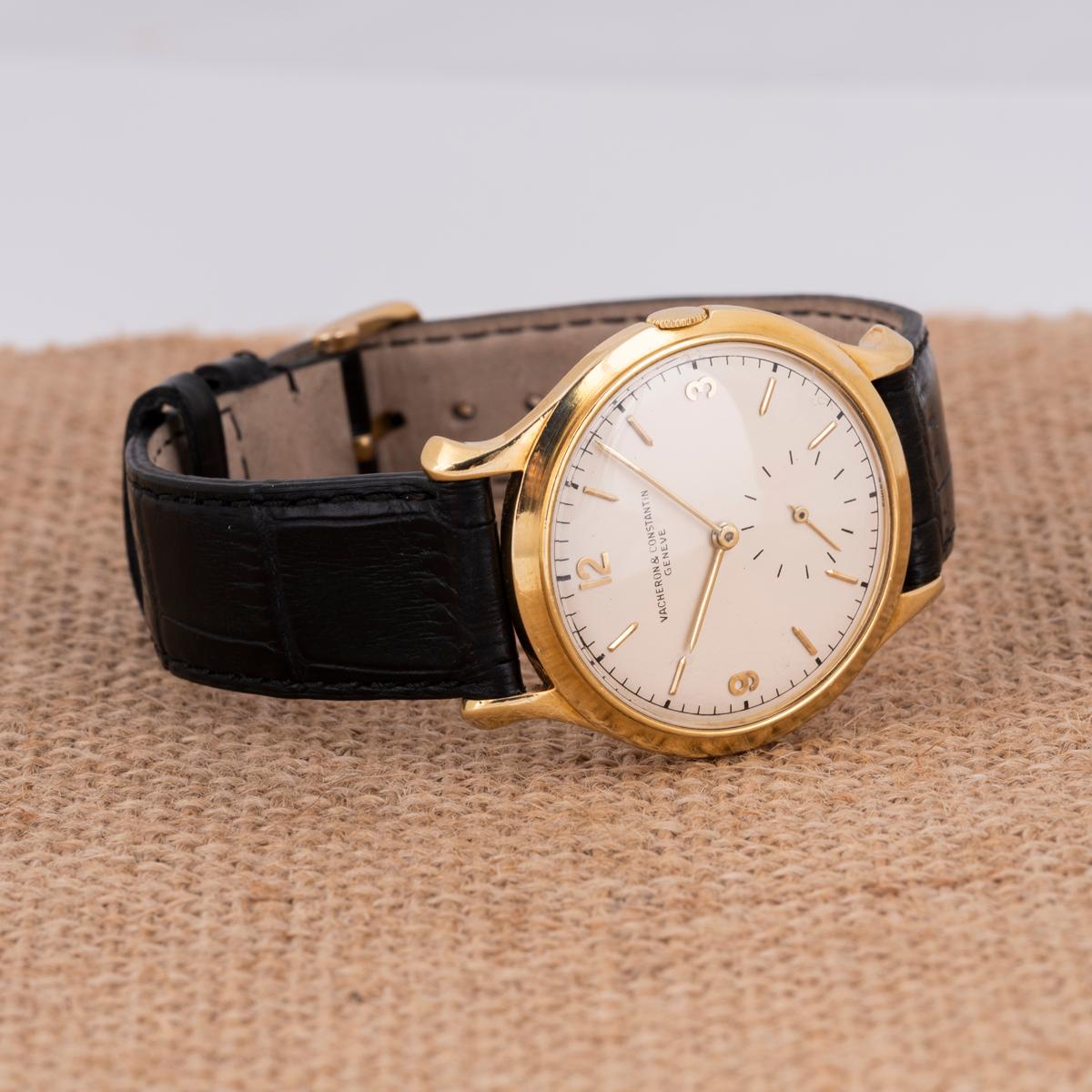 Eine 35 mm große Vintage-Armbanduhr aus Gelbgold von Vacheron Constantin. Silbernes Zifferblatt mit kleiner Sekundenanzeige bei 6 Uhr und arabischen Zahlen 3, 9 und 12. Ausgestattet mit einem Kunststoffglas, einem Handaufzugswerk und einem schwarzen