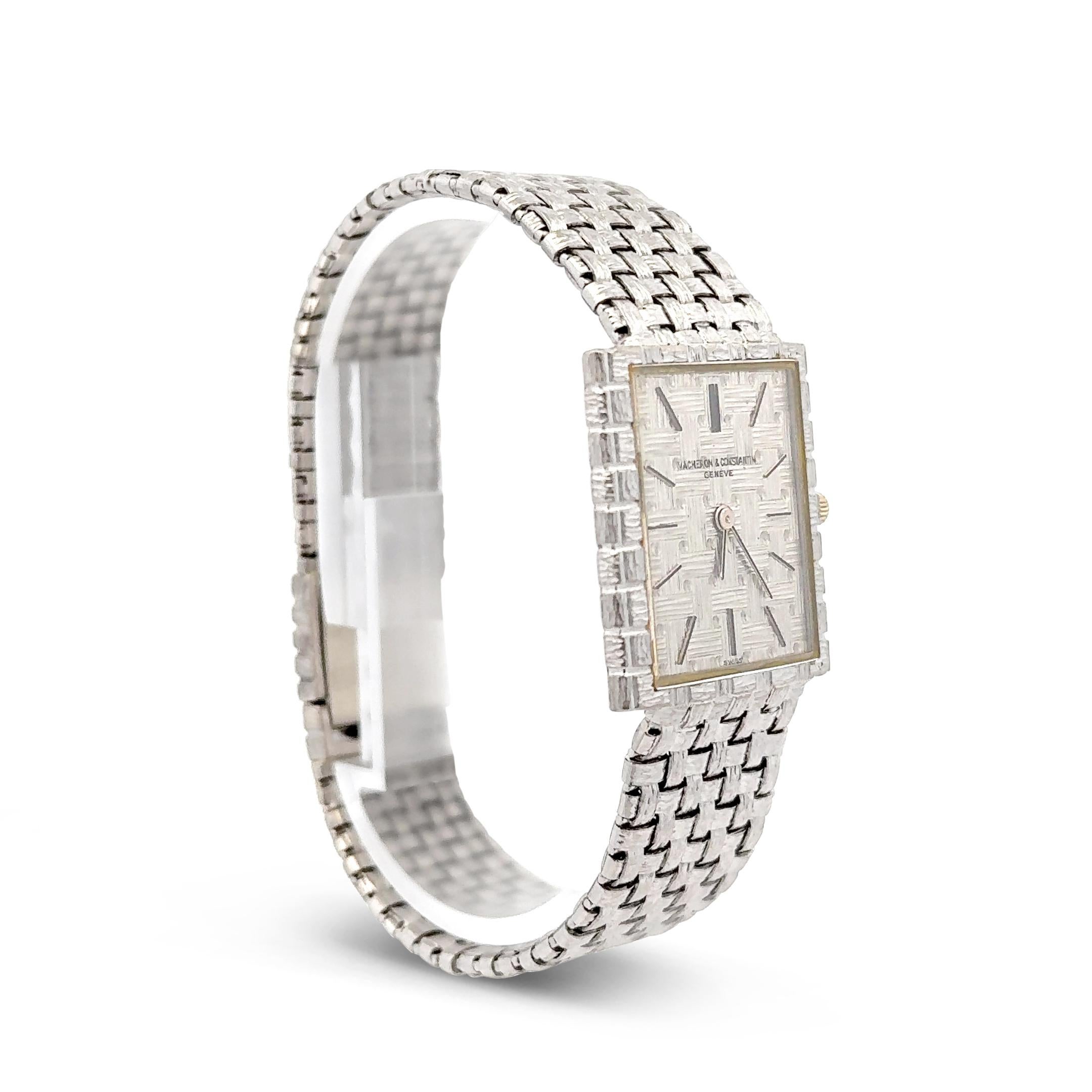 Eine Vintage Vacheron & Constantin Mesh Doll Armbanduhr, mit einem rechteckigen Gehäuse mit Stundenanzeige durch minimale schwarze Linien. Diese Uhr aus den 1970er Jahren ist vollständig aus 18 Karat Weißgold gefertigt und mit einem Flechtkorbmuster