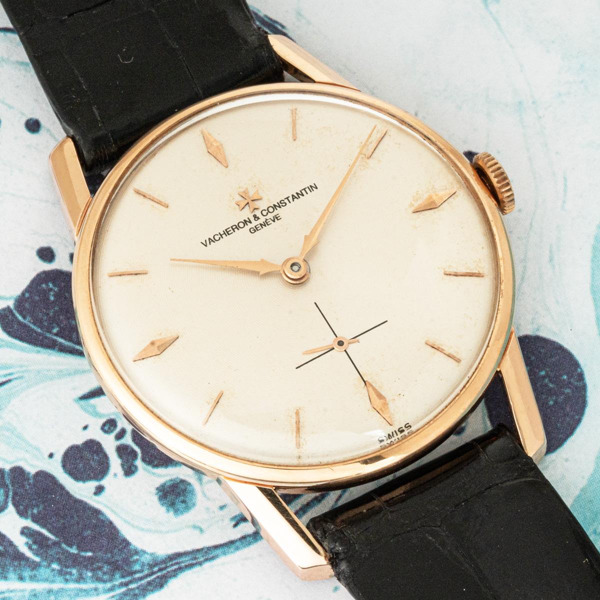 Rare montre-bracelet pour homme de 34 mm en or rose 18 carats de Vacheron & Constantin, se distinguant par ses aiguilles herse inversées inhabituelles et un cadran argenté magnifiquement conservé. Le cadran est serti d'index bâtons appliqués,