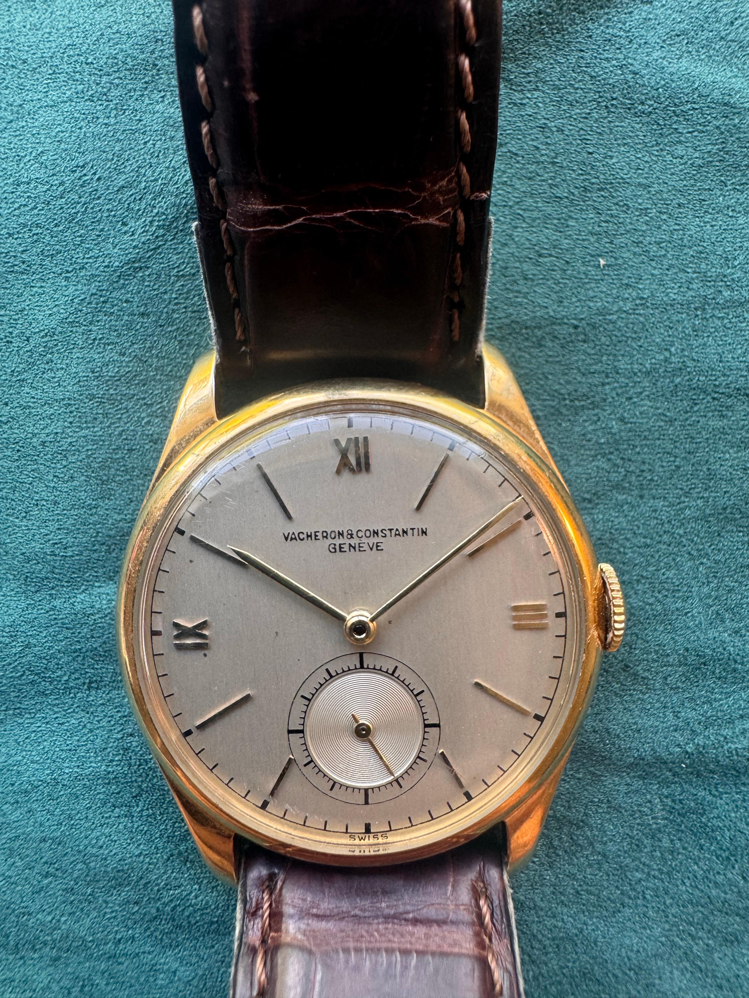 Este exquisito reloj de vestir Vacheron Constantin de los años 40 es un testimonio temprano de la dedicación de la Maison a los detalles y la elegancia. Alojada en una robusta caja de oro amarillo de 18 quilates. Tiene tanto pedigrí de diseño como