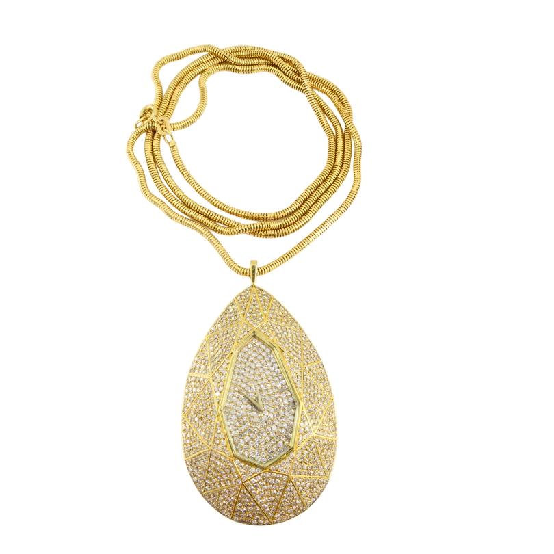 Un incroyable pendentif de montre Vacheron Constantin orné de diamants et d'une chaîne serpent en or 18k.
La surface du boîtier en forme de goutte d'eau est sertie d'un motif géométrique en forme de diamant. Au centre, un cadre angulaire plus petit