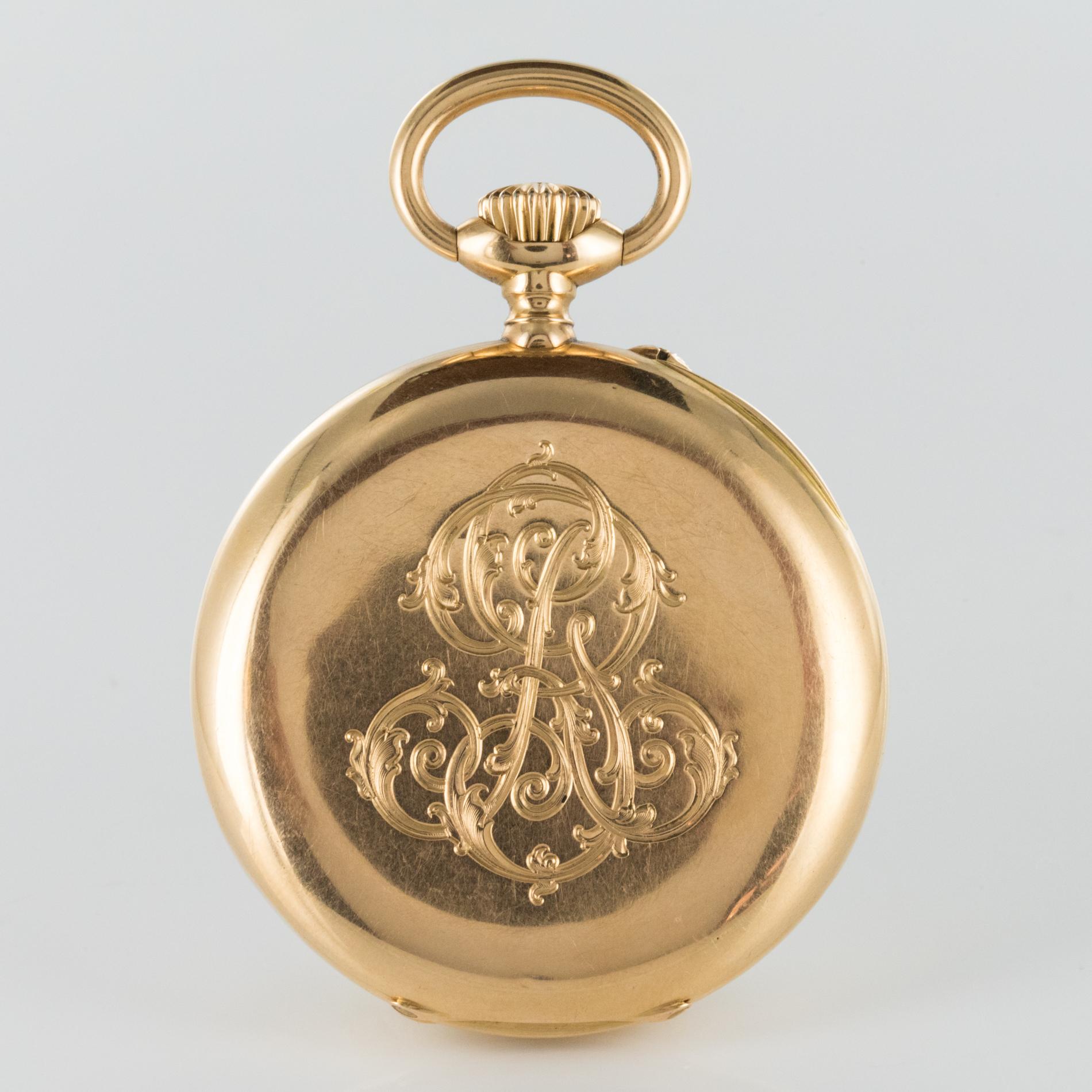 Pocket watch in 18 karats yellow and rose gold, owl hallmark.
Chiseled back of initials in floral decorations.
White background.
Roman and Arabic numerals.
Small second.
Brand: Vacheron and Constantine.
Anchor escapement.
Balanced wedge.
Numbered: