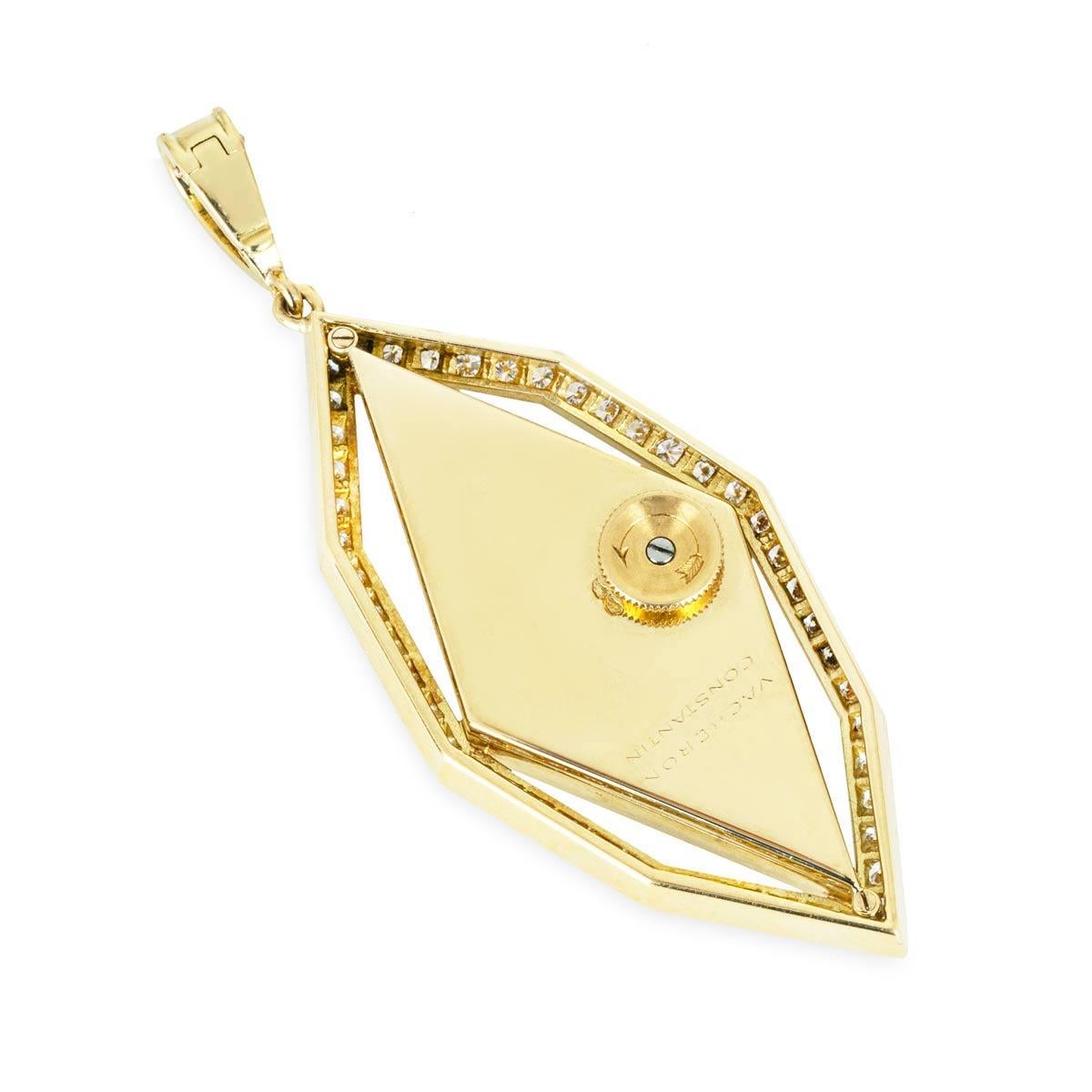 Montre de poche vintage à pendentif de 26 mm en or jaune 18 carats de Vacheron Constantin. Cadran en diamants pavés champagne. En outre, la lunette, le boîtier et la boucle de la chaîne sont sertis d'un total de 55 diamants ronds de taille brillant.