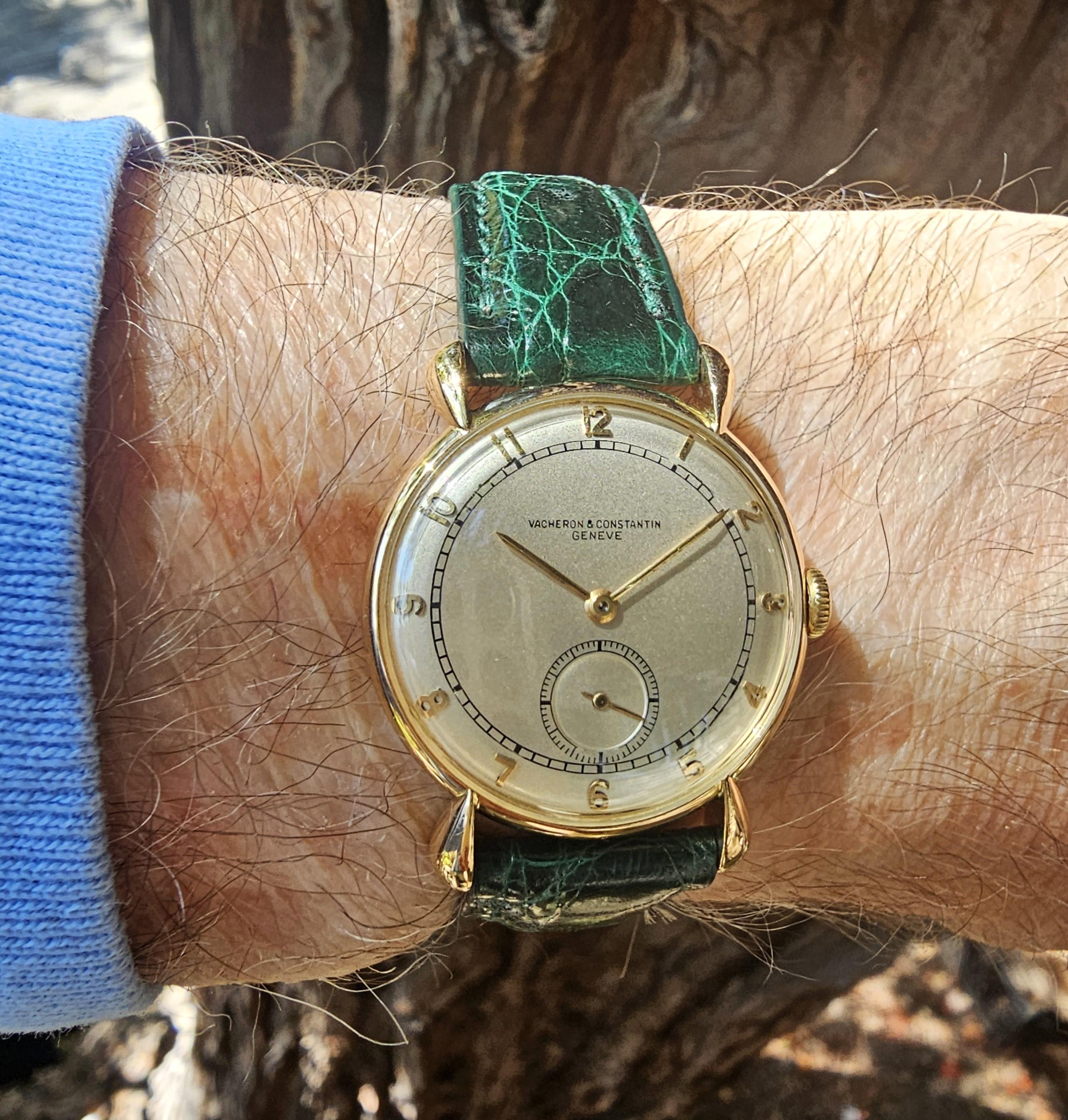 Introduction :
Vacheron Constatin 4126J, or jaune 14K  avec une montre Lugs en forme de goutte d'eau.  La montre mesure 30 mm de diamètre, pour une longueur de 36 mm de corne à corne.  La montre est triplement signée, cadran, boîtier, mouvement.  En