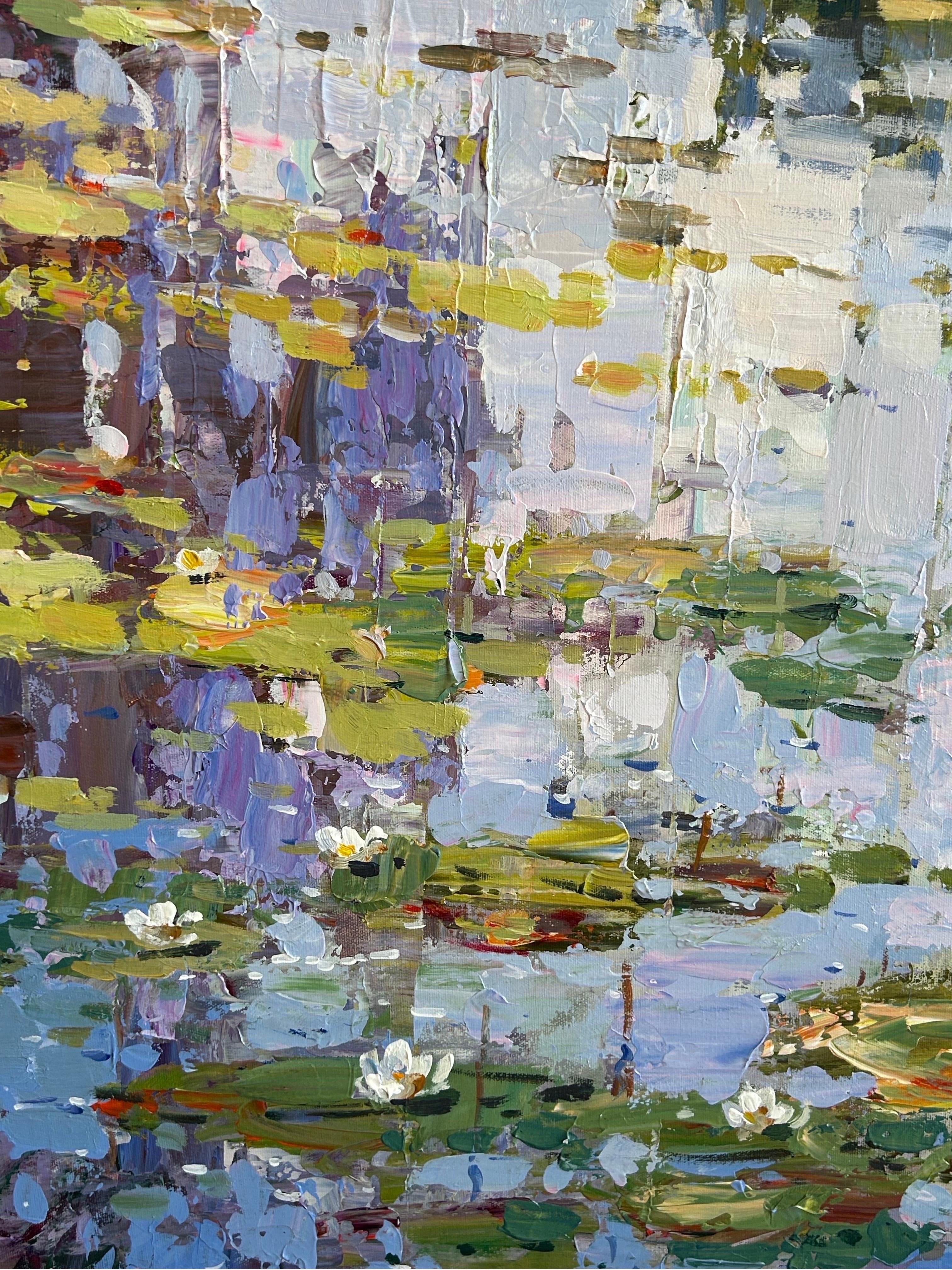 Tras un par de días en Giverny, Vadim Dolgov se inspiró para crear una serie de estudios de estanques que celebraban la belleza continua de la zona y la contribución de Claude Monet a las artes. Utilizando su técnica característica, Dolgov crea una