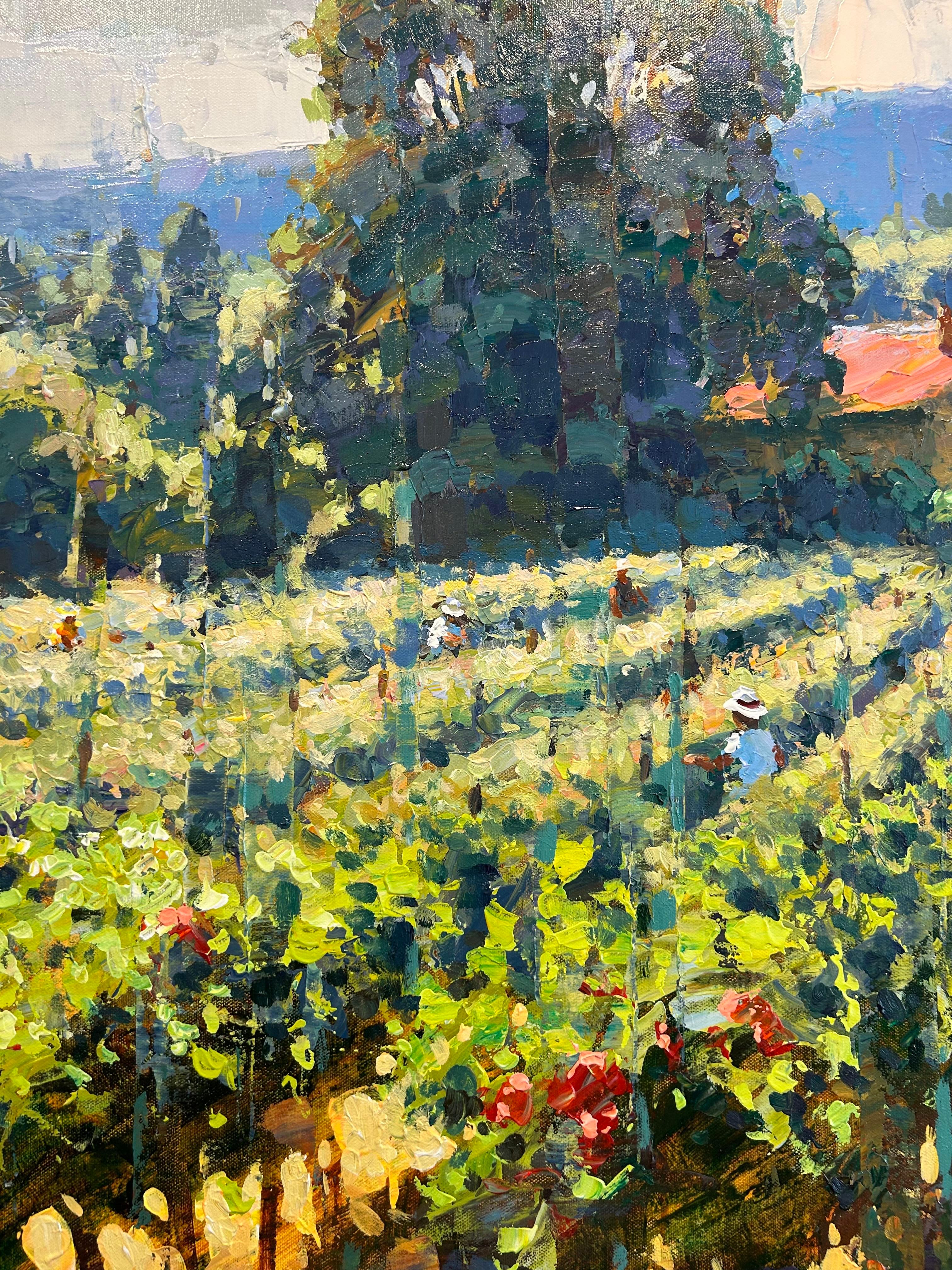 La vallée de Napa a inspiré cette peinture de paysage dynamique représentant des ouvriers viticoles récoltant le raisin sous le soleil. Le toit d'une ferme de style italien contraste avec le vert éclatant du paysage, avec parfois un soupçon de