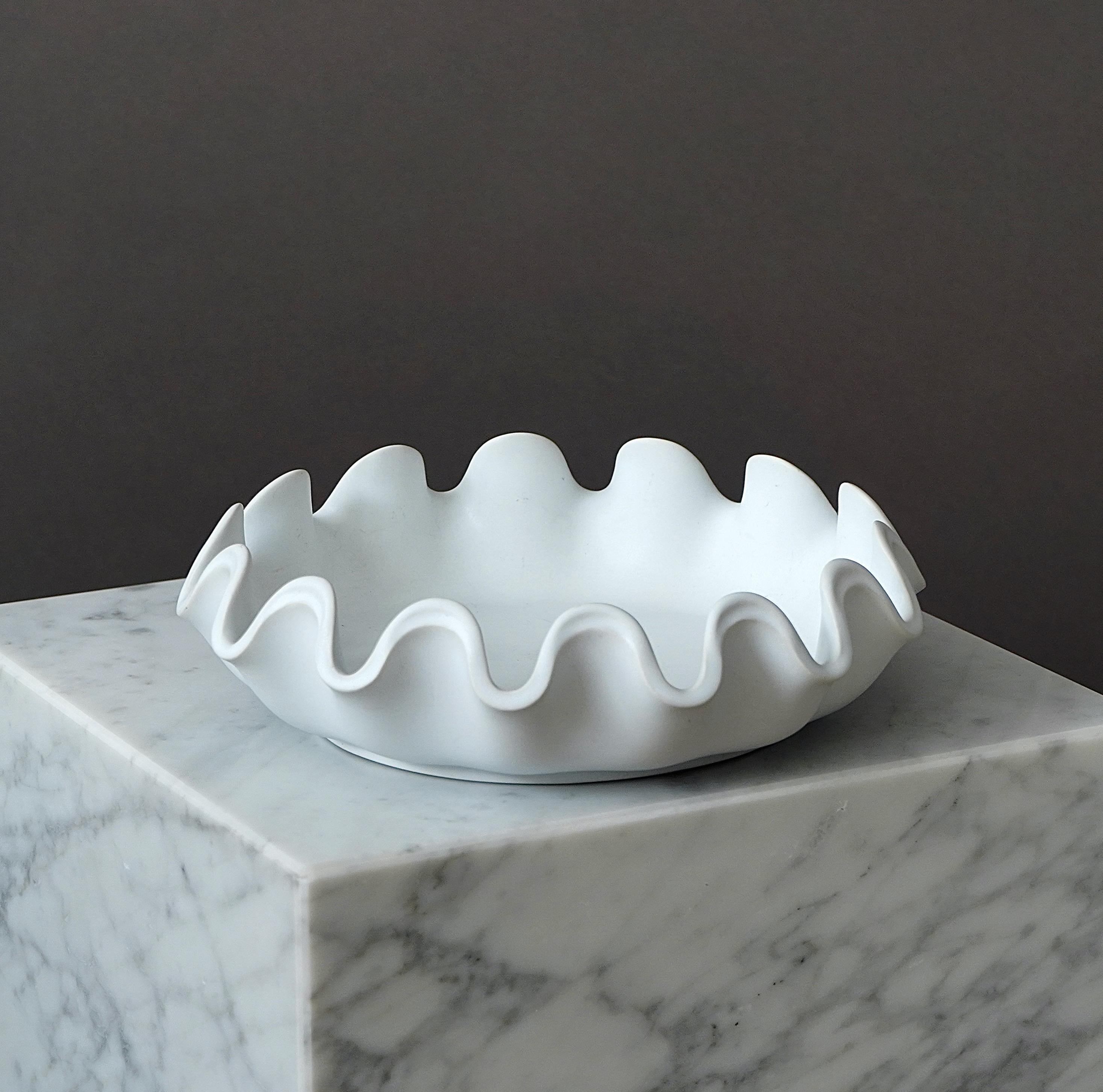 Beautiful 'Våga' bowl. Stoneware with 'Carrara' glaze.
Made by Wilhelm Kåge at Gustavsberg Studio in Sweden, 1940s. 
'Swedish Modern'.

Excellent condition. 
Stamped 'Gustavsberg Studio / VÅGA / KÅGE / CARRARA'.

Wilhelm Kåge was a Swedish artist,