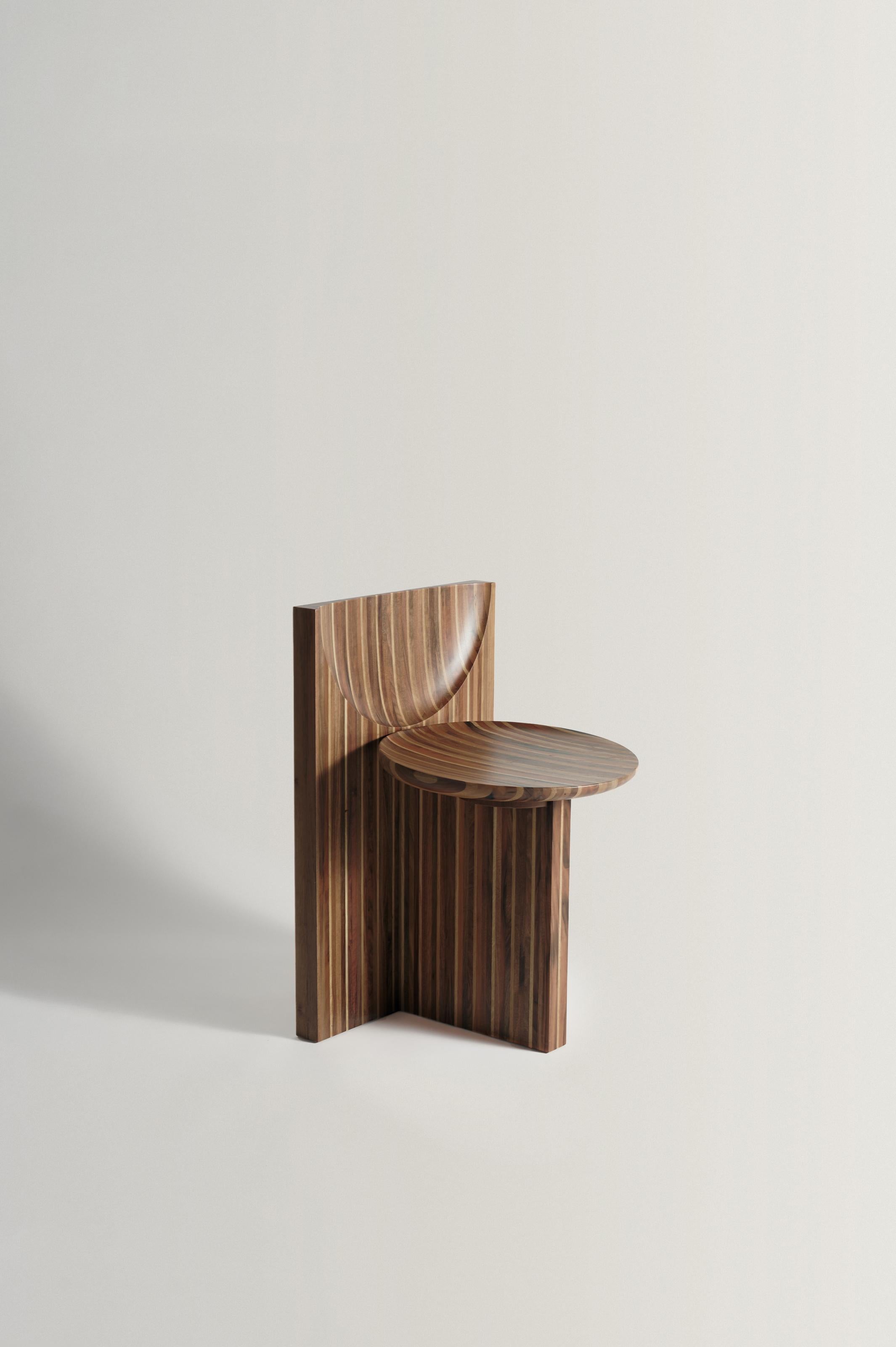 Silla Vaga de Rosana Sousa
Único en su especie
Dimensiones: P 48 x An 47,5 x Al 73 cm. 
Materiales: Roble y nogal.

Cada pieza es única debido a la disponibilidad de materias primas y a las variaciones naturales de la madera. Disponible en dos