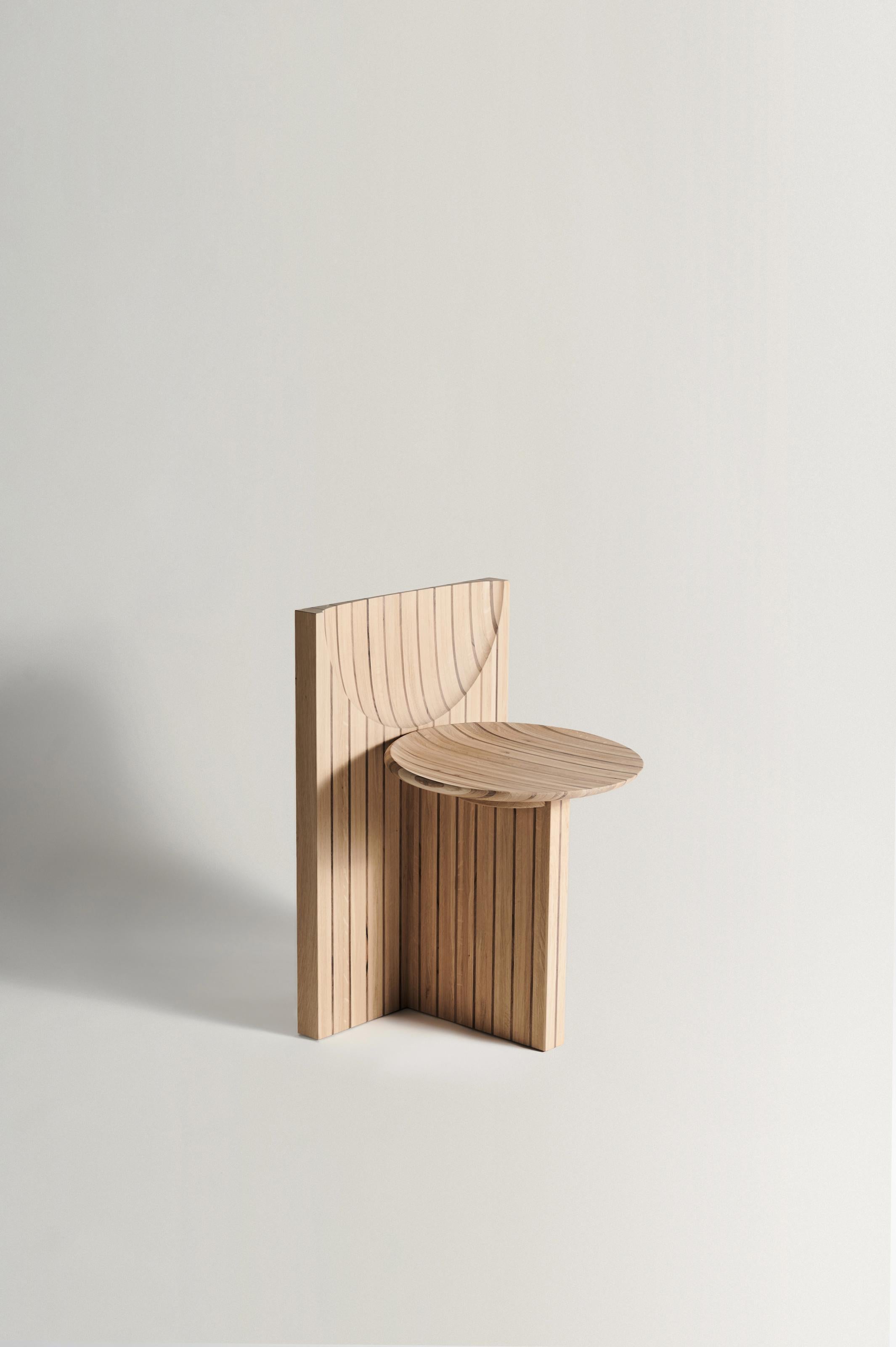 Silla Vaga de Rosana Sousa
Único en su especie
Dimensiones: P 48 x An 47,5 x Al 73 cm. 
Materiales: Roble y nogal.

Cada pieza es única debido a la disponibilidad de materias primas y a las variaciones naturales de la madera. Disponible en dos