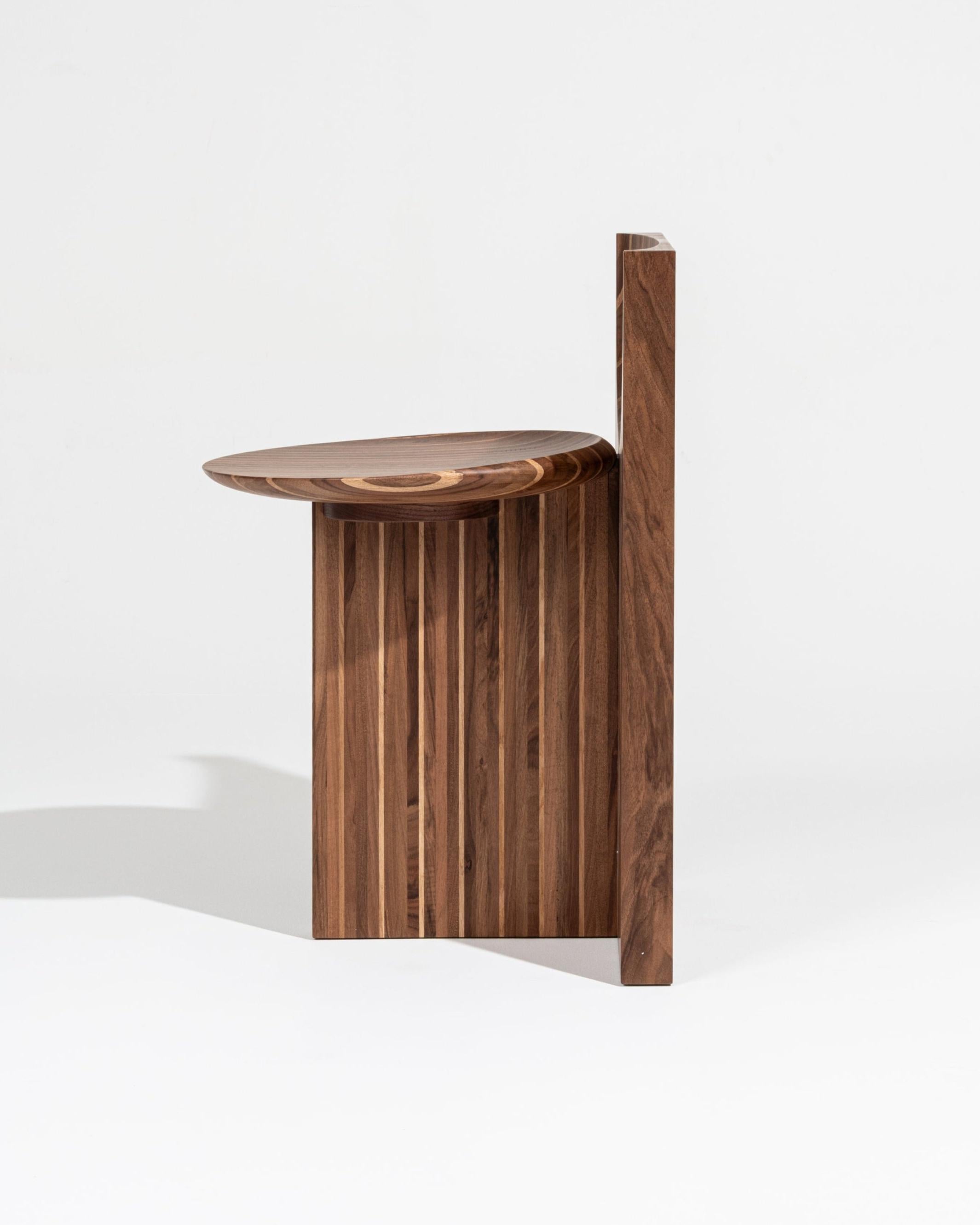 Sedia VAGA in noce e rovere massiccio, selezionata da Galerie Paradis e realizzata  di Rosana Sousa, 2025, in Portogallo

Capolavoro di design, la sedia Vaga è realizzata in noce riciclato e rovere massiccio in una forma audace e geometrica. La sua