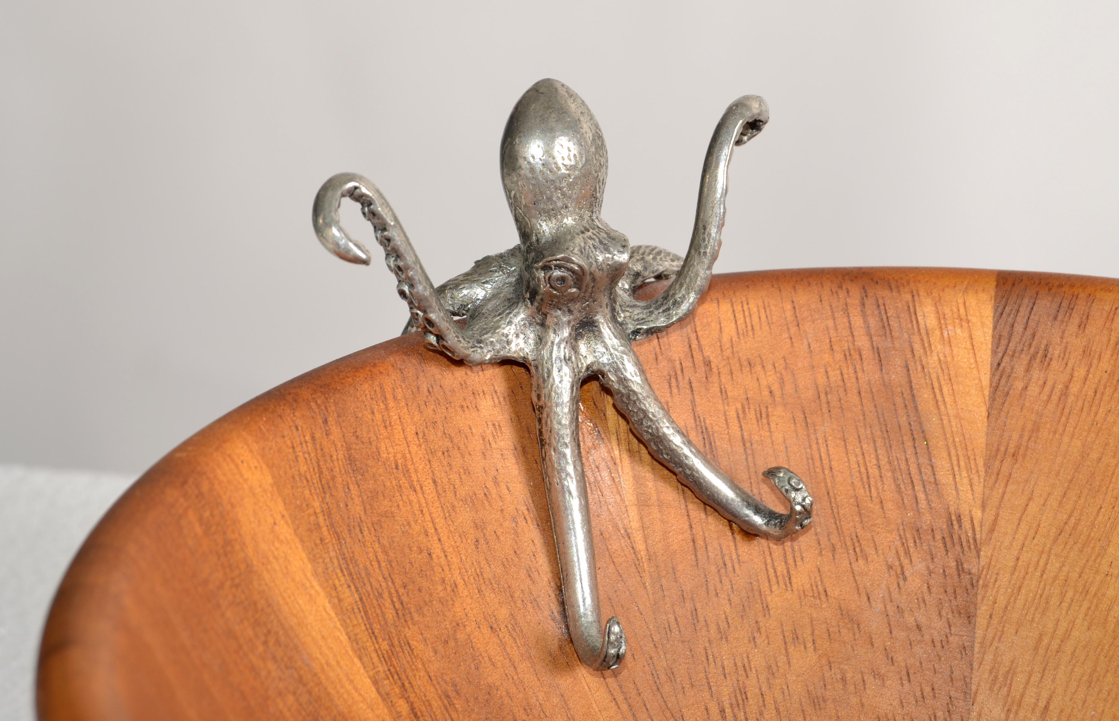 Vagabond House Acacia Holz Sea Lif Octopus-Salatschale, Nautisches Kunsthandwerk  (Arts and Crafts) im Angebot