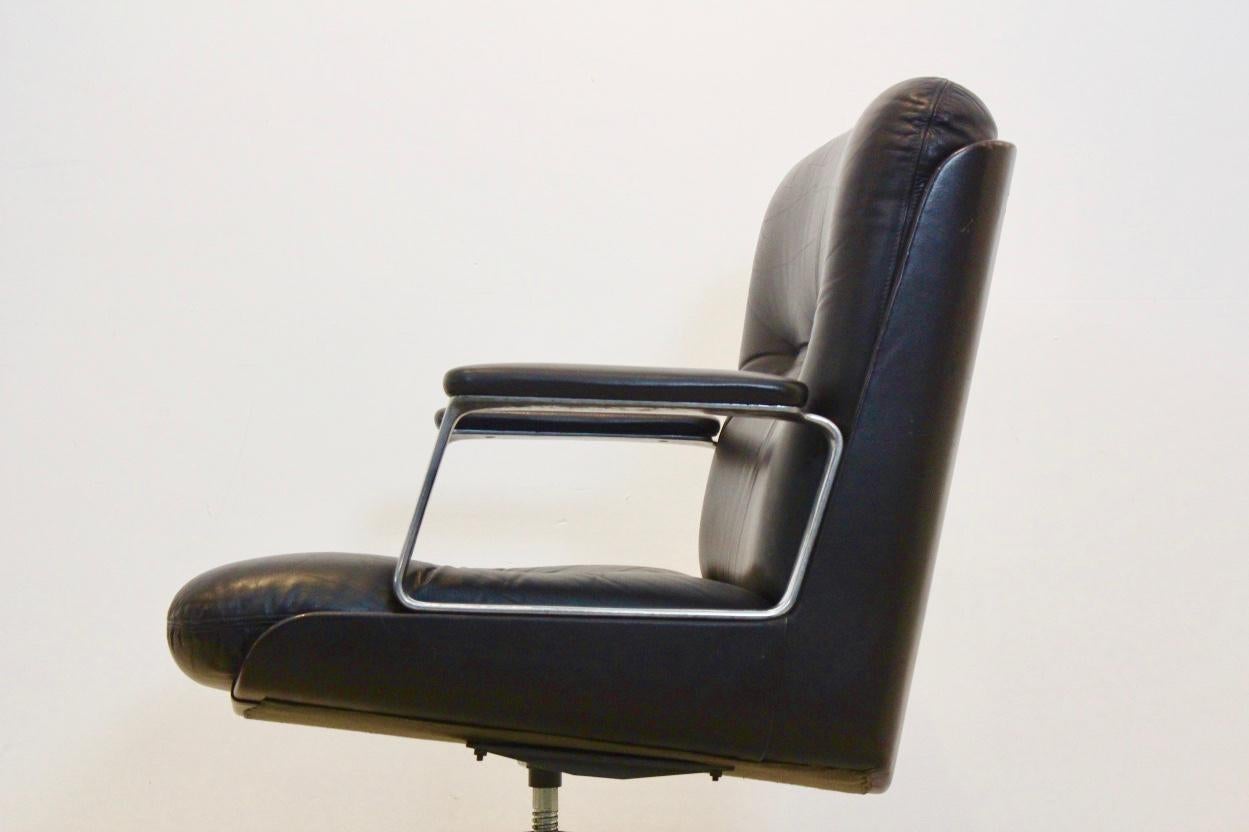 Vaghi Executive Leather Swivel Chair, Italy In Good Condition In Voorburg, NL